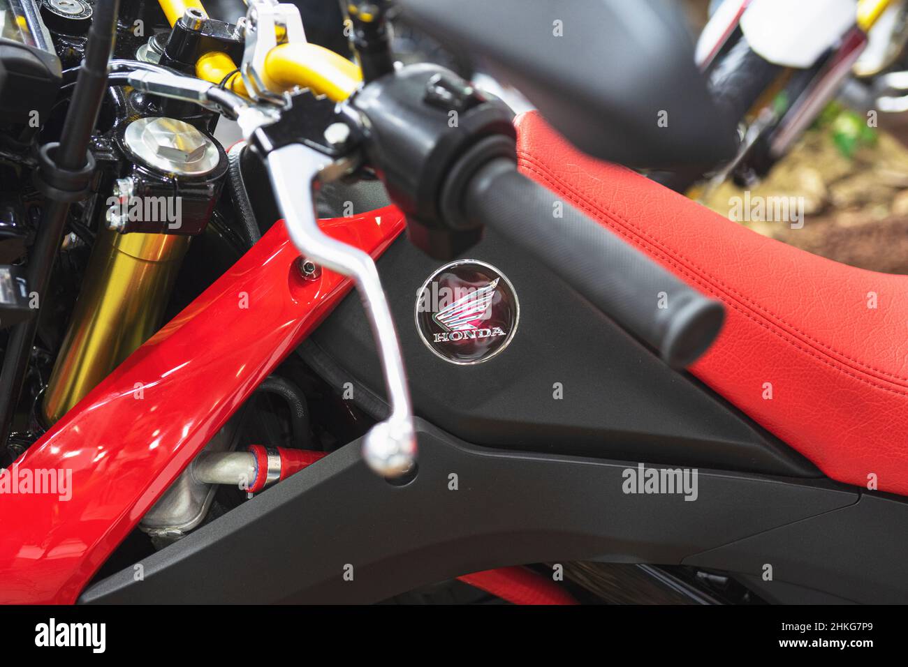 Logo et emblème Honda sur la carrosserie de la moto.Honda est l'une des célèbres motos du Japon. Banque D'Images Logo et emblème Honda sur la carrosserie de la moto.Honda est l'une des célèbres motos du Japon. Banque D'Images