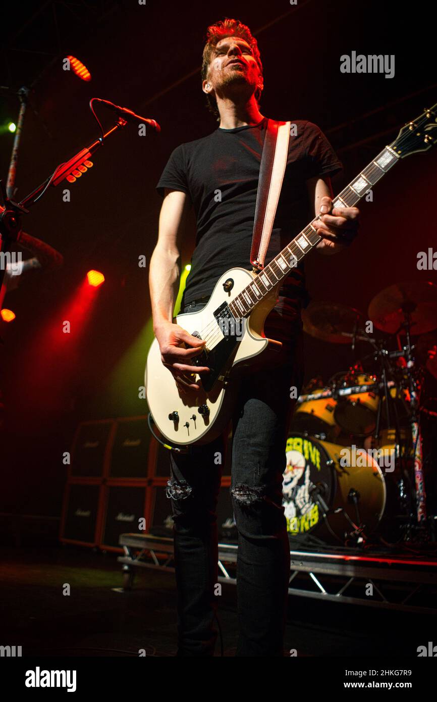 Adam Thistlethwaite guitariste avec massive wagons live à Nottingham Rock City. Banque D'Images