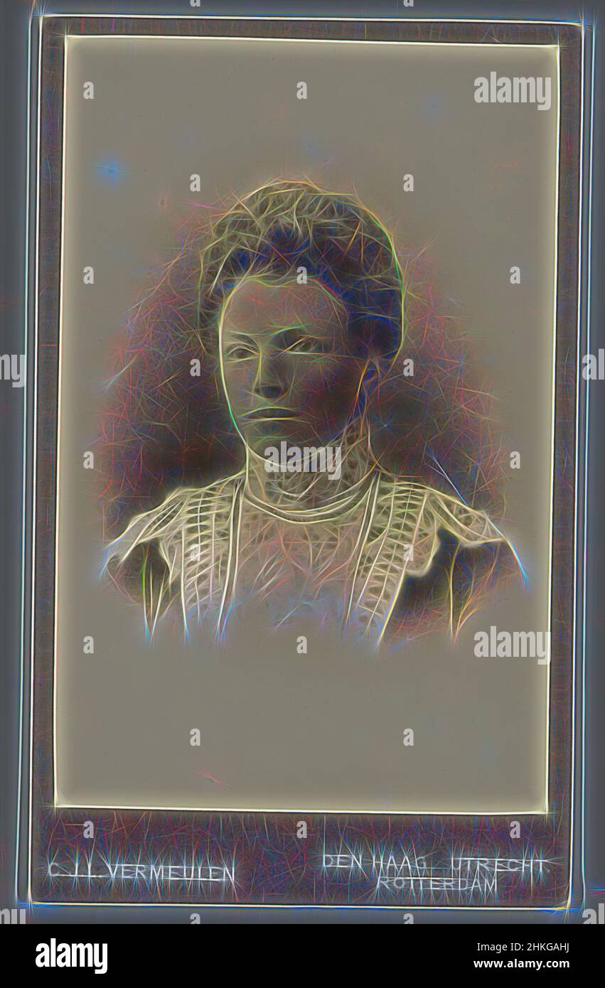 Inspiré par Portrait d'une femme inconnue, Cornelis Johannes Lodewicus Vermeulen, la Haye, 1900 - 1930, imprimé en gélatine argentée, hauteur 105 mm × largeur 64 mm, réimaginé par Artotop. L'art classique réinventé avec une touche moderne. Conception de lumière chaleureuse et gaie, de luminosité et de rayonnement de lumière. La photographie s'inspire du surréalisme et du futurisme, embrassant l'énergie dynamique de la technologie moderne, du mouvement, de la vitesse et révolutionne la culture Banque D'Images