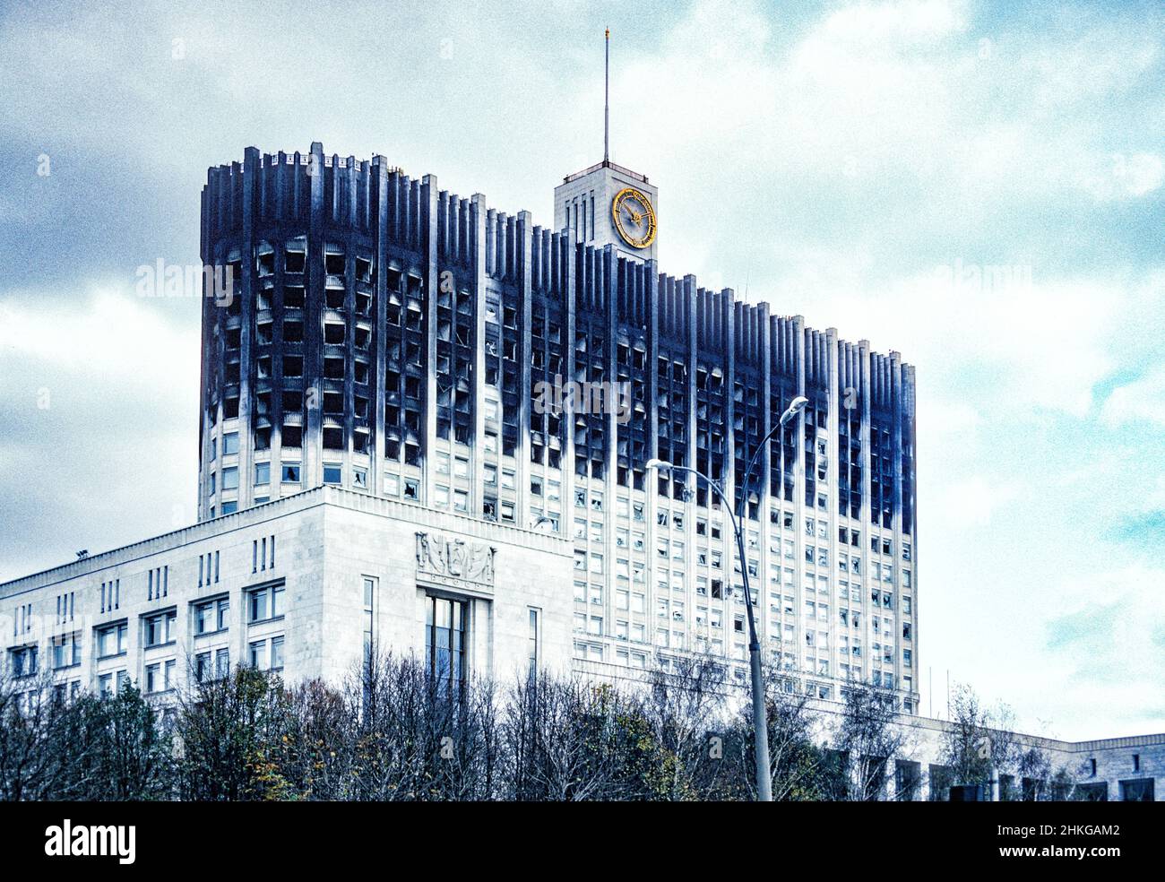 1993 : la Maison du Gouvernement de la Fédération de Russie, endommagée après avoir été pilée pendant la crise constitutionnelle russe de 1993. Banque D'Images