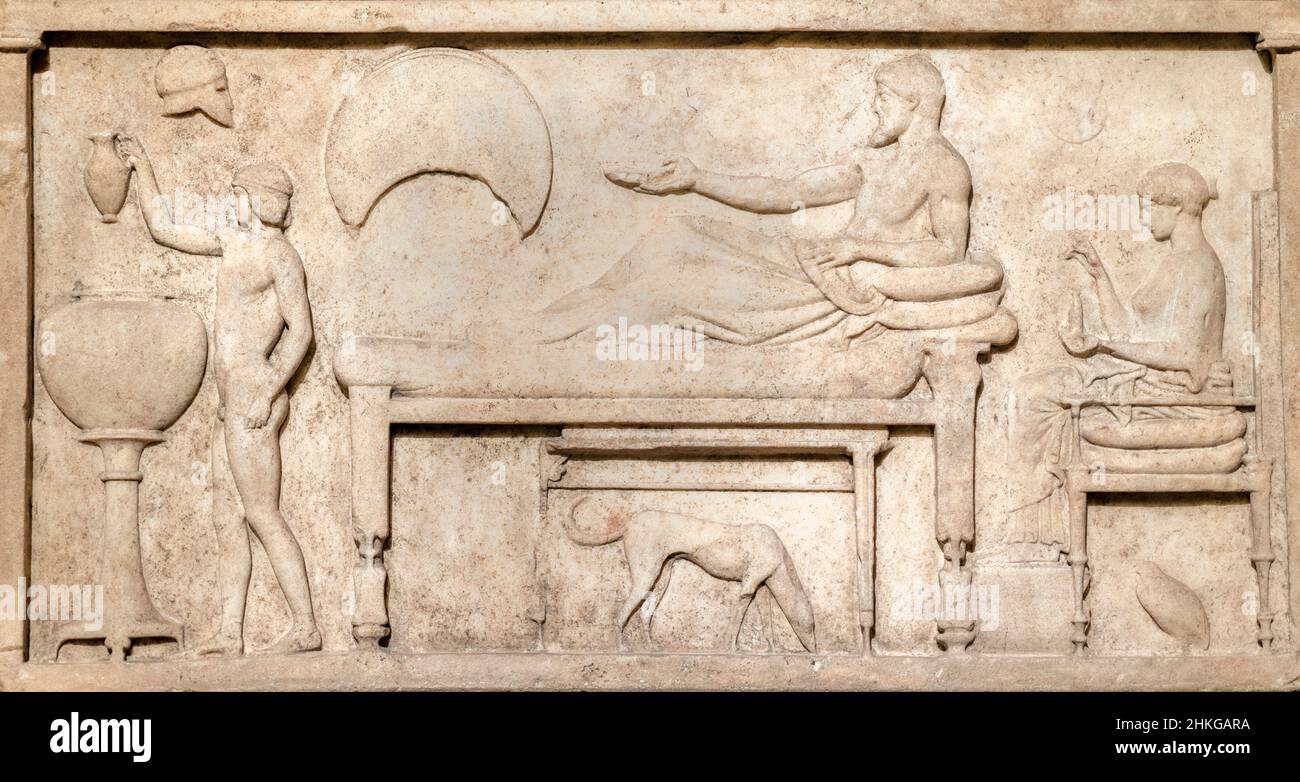 Stèle funéraire en marbre avec une scène de banquet de Thassos (grec). Banque D'Images