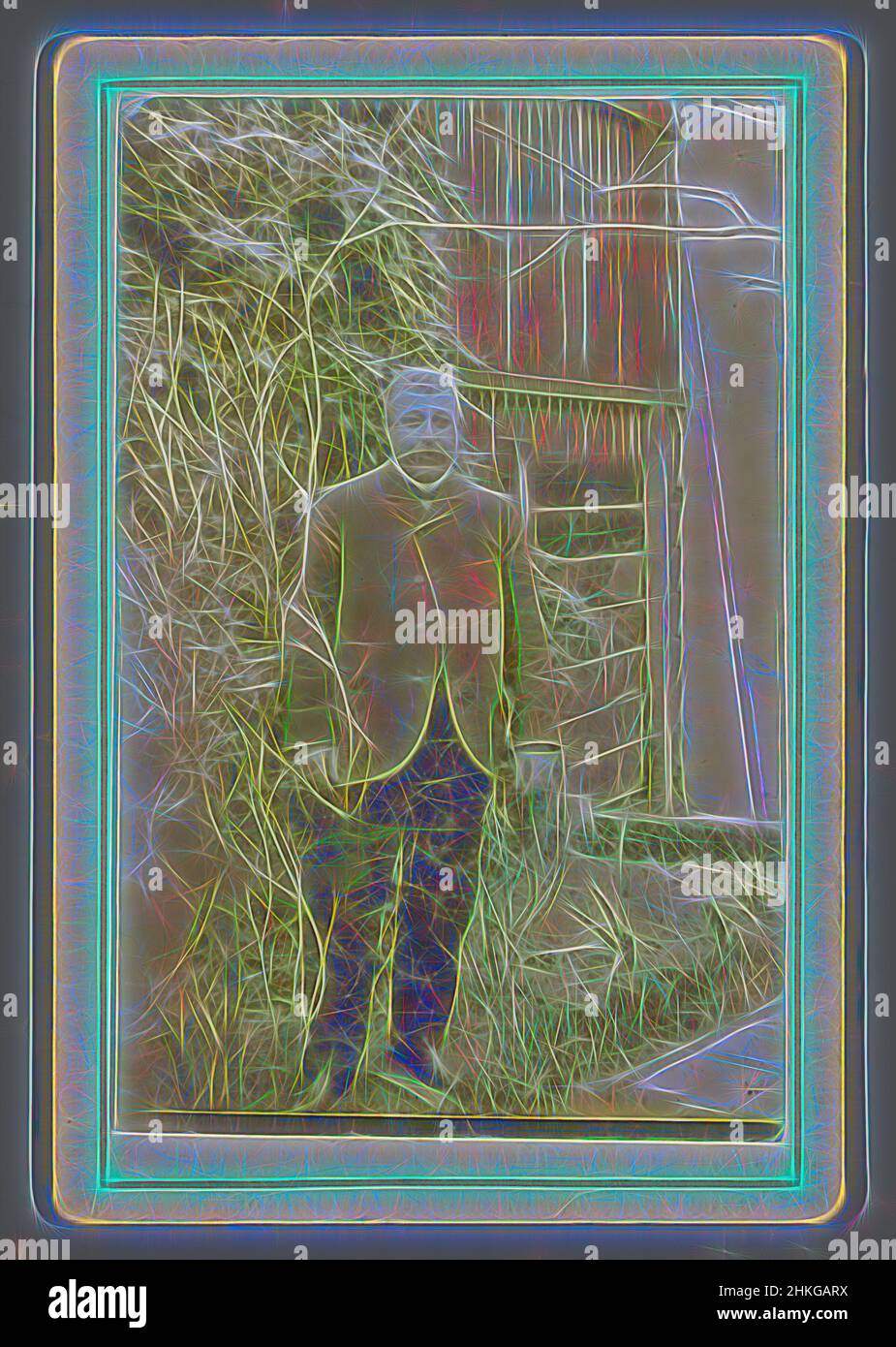 Inspiré par Portrait d'un homme inconnu, debout devant une clôture, 1900 - 1930, imprimé en gélatine argentée, hauteur 90 mm × largeur 60 mm, réimaginé par Artotop. L'art classique réinventé avec une touche moderne. Conception de lumière chaleureuse et gaie, de luminosité et de rayonnement de lumière. La photographie s'inspire du surréalisme et du futurisme, embrassant l'énergie dynamique de la technologie moderne, du mouvement, de la vitesse et révolutionne la culture Banque D'Images