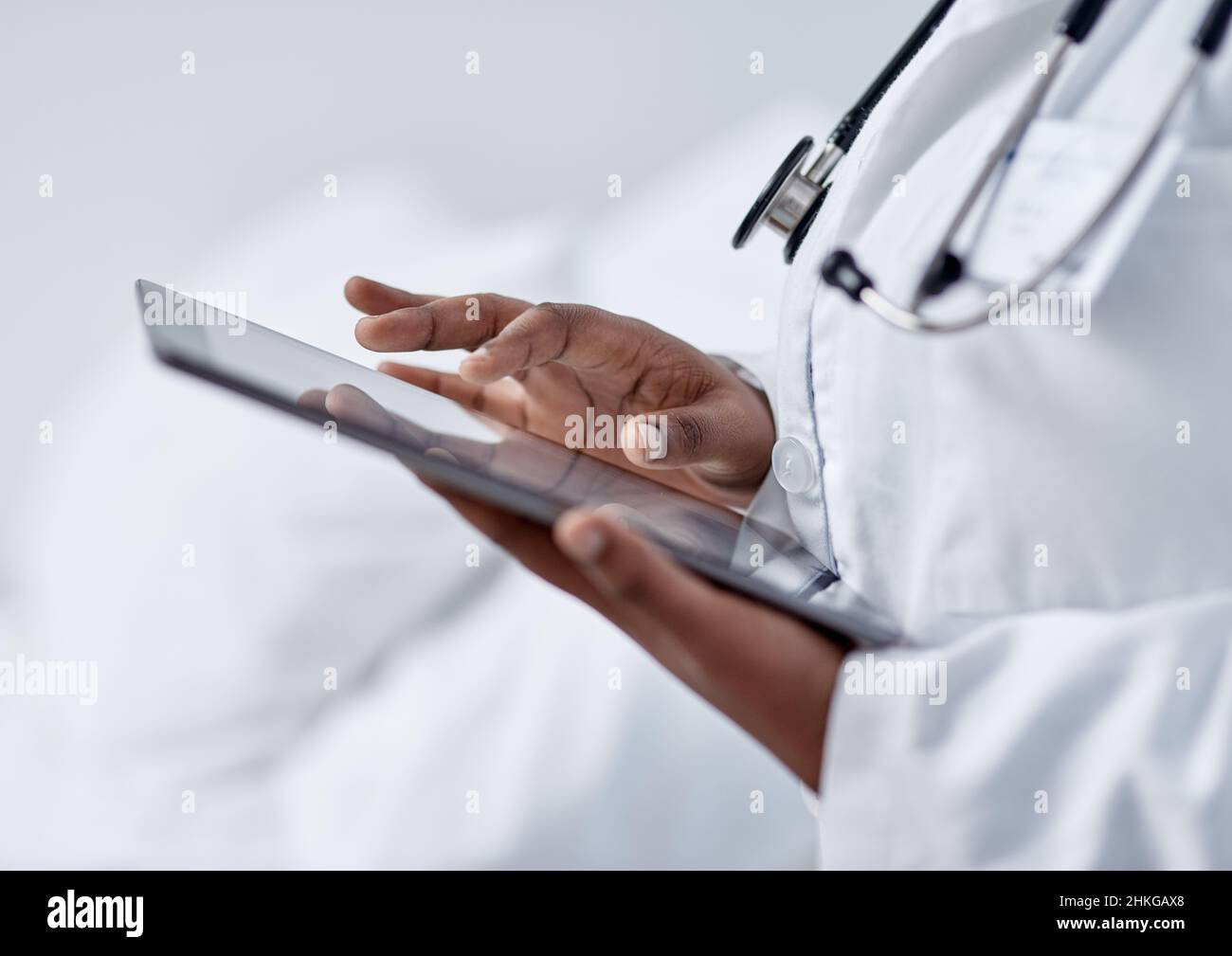 Faire progresser ses compétences grâce à la technologie numérique.Gros plan d'un médecin méconnaissable utilisant une tablette numérique dans un hôpital. Banque D'Images