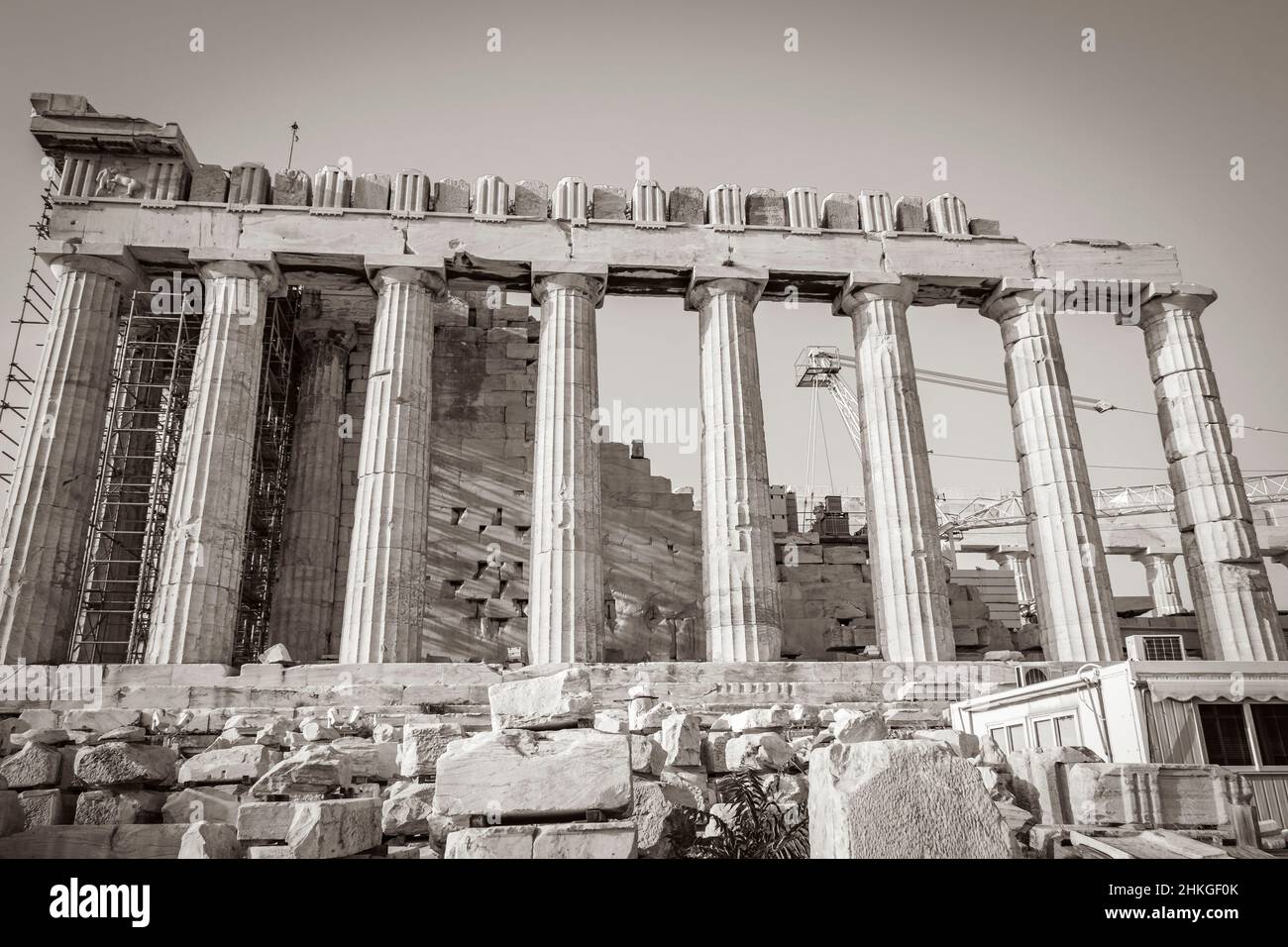 Image en noir et blanc des détails figures sculptures colonnes de l'Acropole d'Athènes avec des ruines étonnantes Parthénon et bleu nuage Banque D'Images