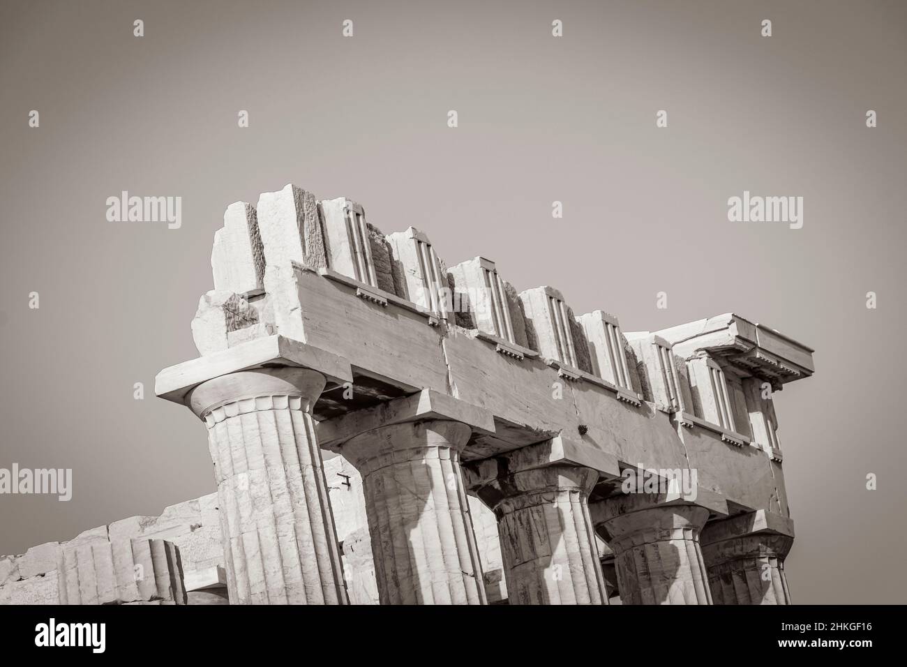 Image en noir et blanc des détails figures sculptures colonnes de l'Acropole d'Athènes avec des ruines étonnantes Parthénon et bleu nuage Banque D'Images