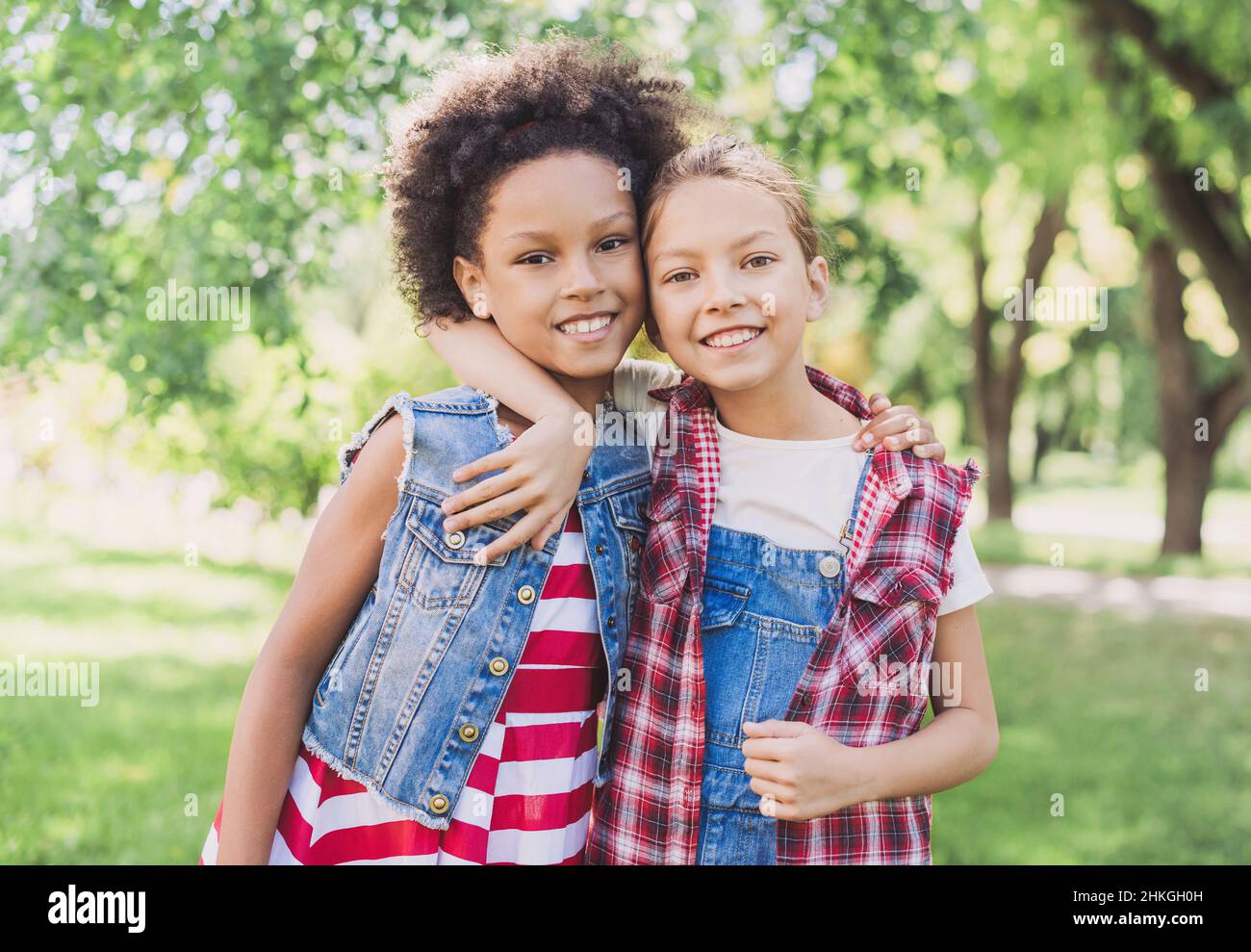 Deux petites filles s'embrassant dans le parc. Enfants amis jouant ensemble à l'extérieur. L'été, le concept de vacances Banque D'Images