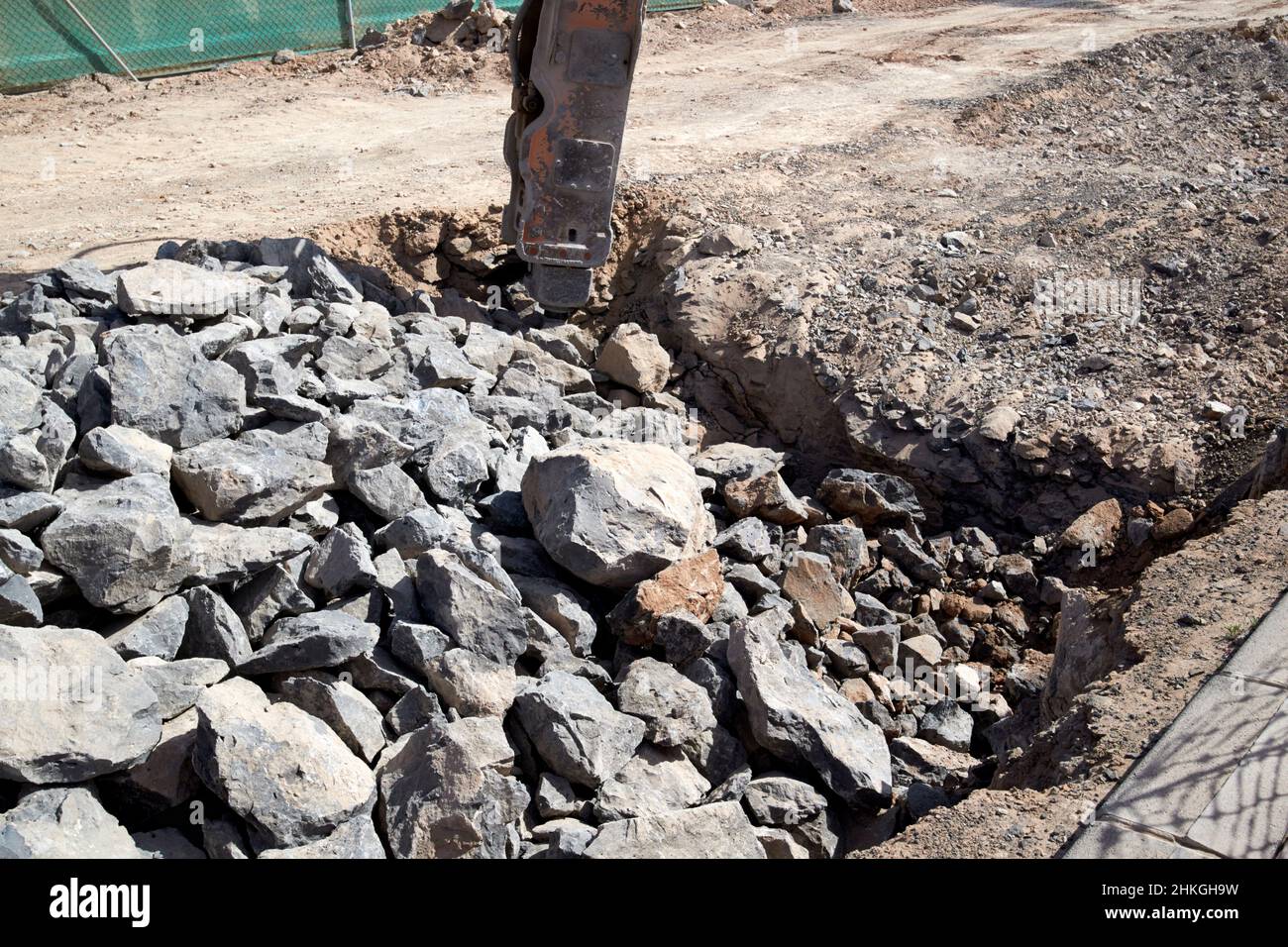 Brisez la roche volcanique brisée par un marteau pneumatique attaché à l'excavateur playa blanca Lanzarote Iles Canaries Espagne Banque D'Images