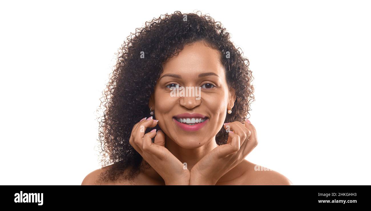 femme afro-américaine de 35 ans avec une peau propre isolée sur fond blanc.Elle regarde l'appareil photo et sourit.Formatez la photo 2x1. Banque D'Images