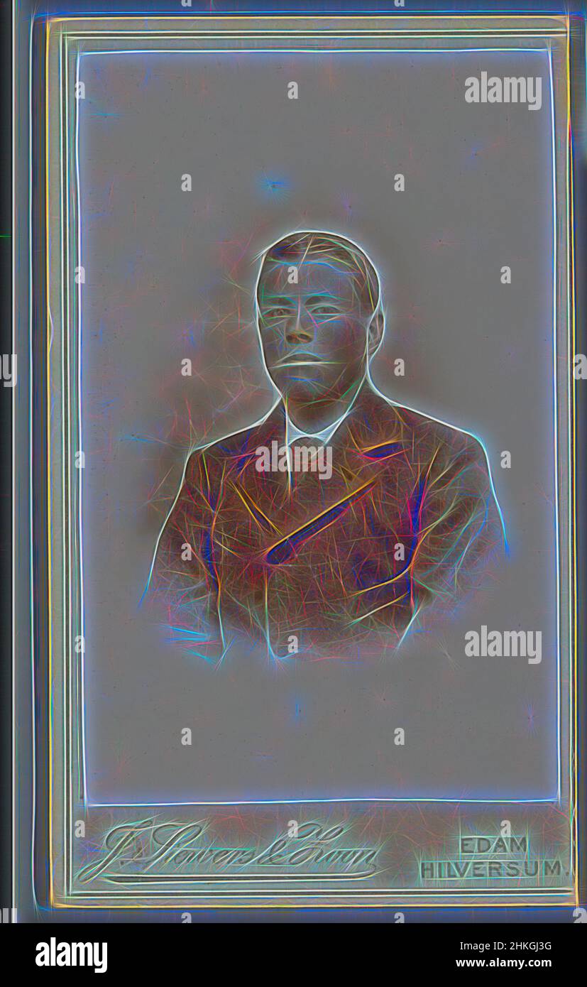 Inspiré par Portrait de Cornelis Nooij, J. Siewers & Zoon, Edam, 1890 - 1918, longueur 105 mm × largeur 62 mm, repensé par Artotop. L'art classique réinventé avec une touche moderne. Conception de lumière chaleureuse et gaie, de luminosité et de rayonnement de lumière. La photographie s'inspire du surréalisme et du futurisme, embrassant l'énergie dynamique de la technologie moderne, du mouvement, de la vitesse et révolutionne la culture Banque D'Images