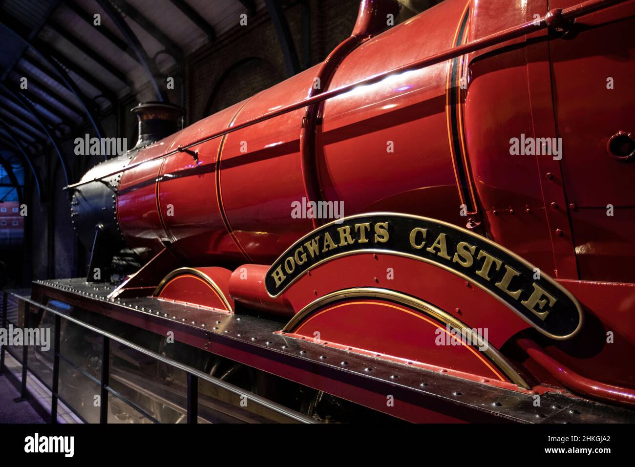 Leavesden, Royaume-Uni - janvier 9th 2022 : le train Poudlard Express, exposé lors de la tournée Making of Harry Potter aux studios Warner Bros de Leavesden, Banque D'Images