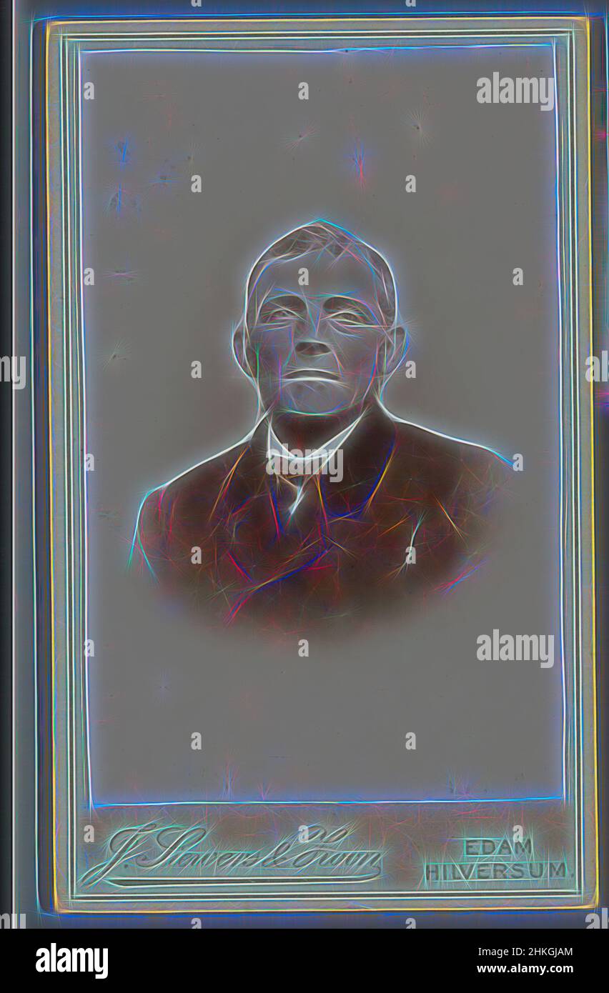 Inspiré par Portrait de Dirk ton, J. Siewers & Zoon, Edam, 1890 - 1918, longueur 105 mm × largeur 64 mm, repensé par Artotop. L'art classique réinventé avec une touche moderne. Conception de lumière chaleureuse et gaie, de luminosité et de rayonnement de lumière. La photographie s'inspire du surréalisme et du futurisme, embrassant l'énergie dynamique de la technologie moderne, du mouvement, de la vitesse et révolutionne la culture Banque D'Images