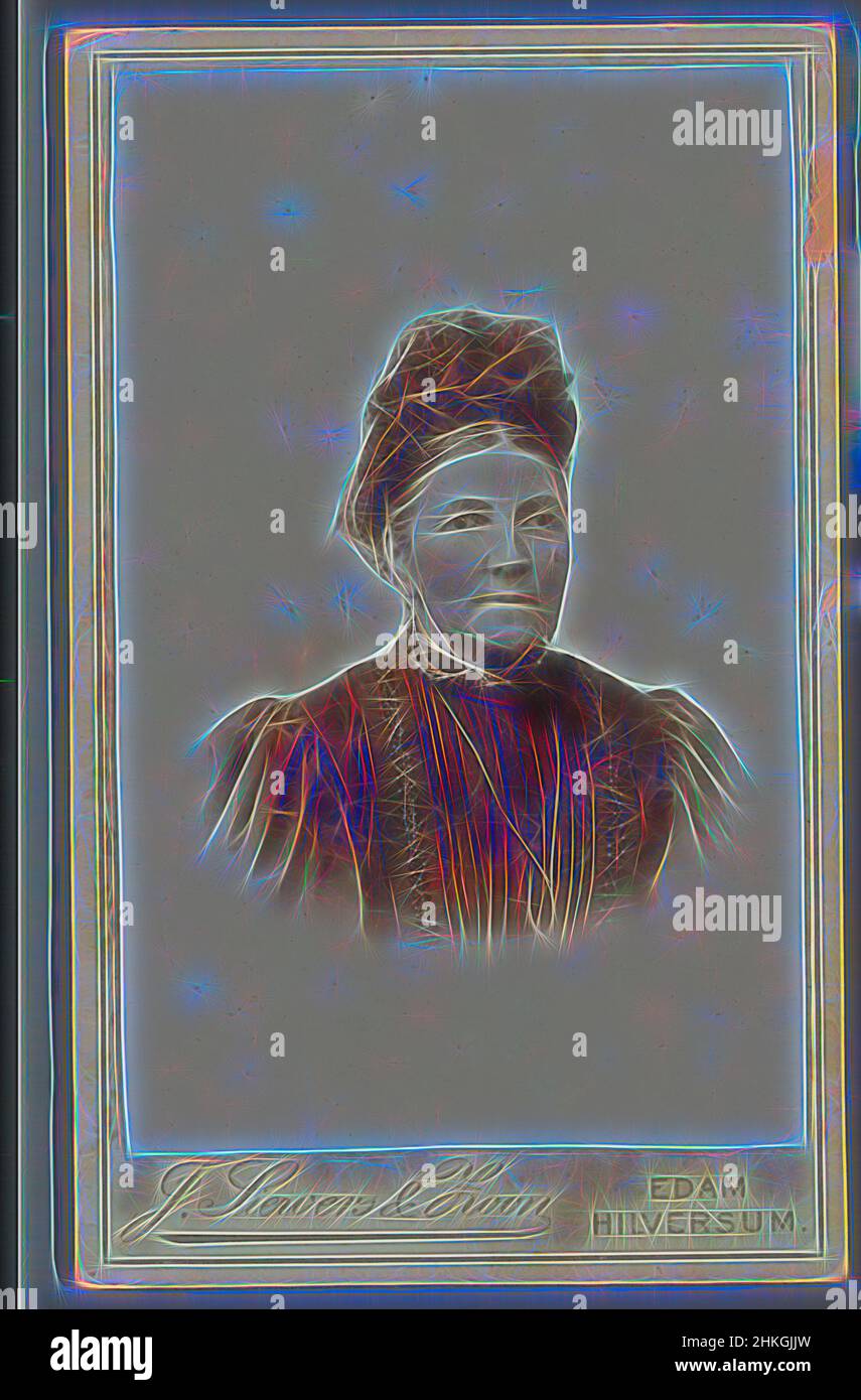 Inspiré par Portrait d'une femme inconnue, J. Siewers & Zoon, Edam, 1890 - 1918, longueur 103 mm × largeur 63 mm, repensé par Artotop. L'art classique réinventé avec une touche moderne. Conception de lumière chaleureuse et gaie, de luminosité et de rayonnement de lumière. La photographie s'inspire du surréalisme et du futurisme, embrassant l'énergie dynamique de la technologie moderne, du mouvement, de la vitesse et révolutionne la culture Banque D'Images