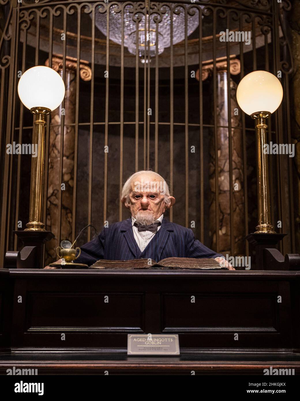 Leavesden, Royaume-Uni - janvier 9th 2022 : Goblin Teller sur l'impressionnant ensemble de la banque de sorciers de Gringotts, à la réalisation de Harry Potter tour à la Warner Br Banque D'Images