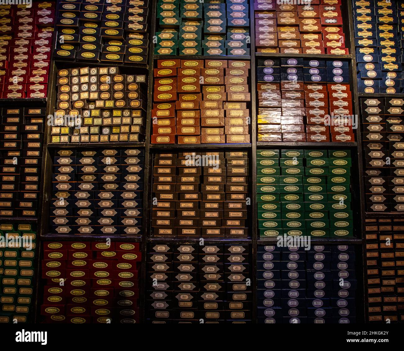 Leavesden, Royaume-Uni - janvier 9th 2022 : étagères de boîtes de Wand à la réalisation de Harry Potter tour aux studios Warner Bros. À Leavesden, près de Londres, Royaume-Uni. Banque D'Images