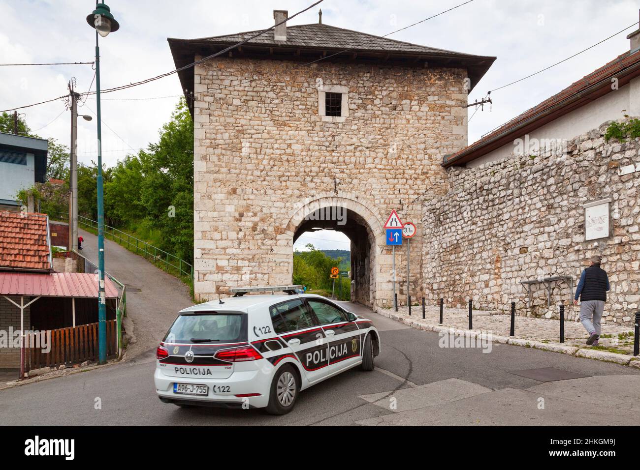 Sarajevo, Bosnie-Herzégovine - mai 26 2019 : patrouille de police près de la porte de Visegrad. Banque D'Images