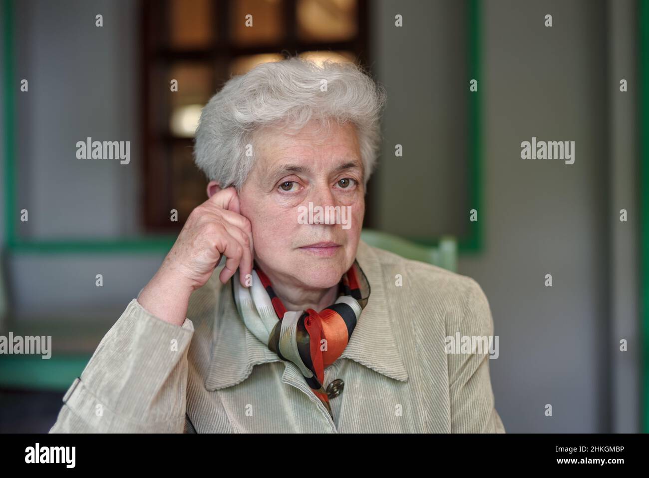 Portrait d'une femme âgée aux cheveux gris Banque D'Images