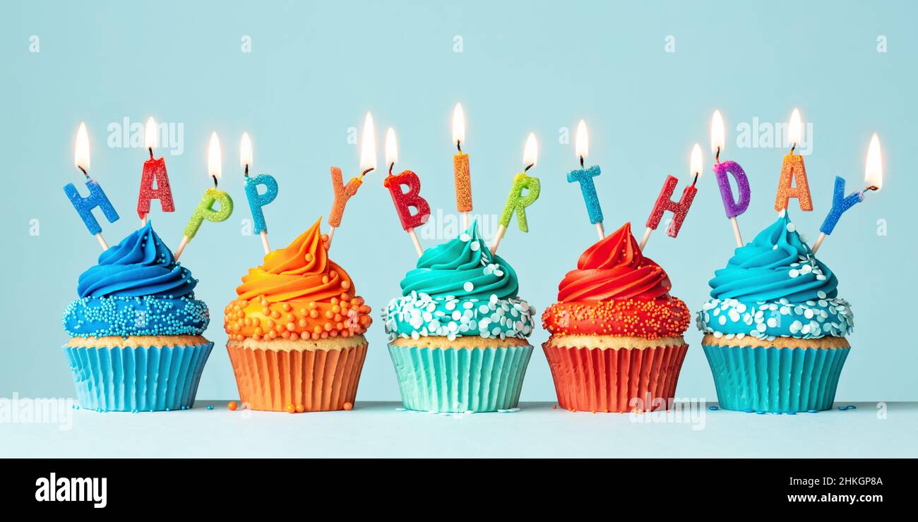 Bleu et orange anniversaire cupcakes orthographe joyeux anniversaire Banque D'Images