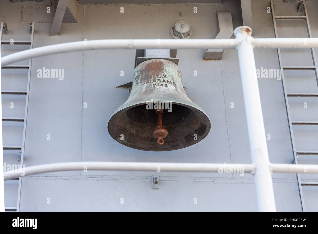 Des navires sonnaient sur l'USS Alabama (BB-60), un cuirassé qui a servi pendant la Seconde Guerre mondialeLes concepts pourraient inclure l'histoire, la guerre, la défense, la marine, d'autres. Banque D'Images