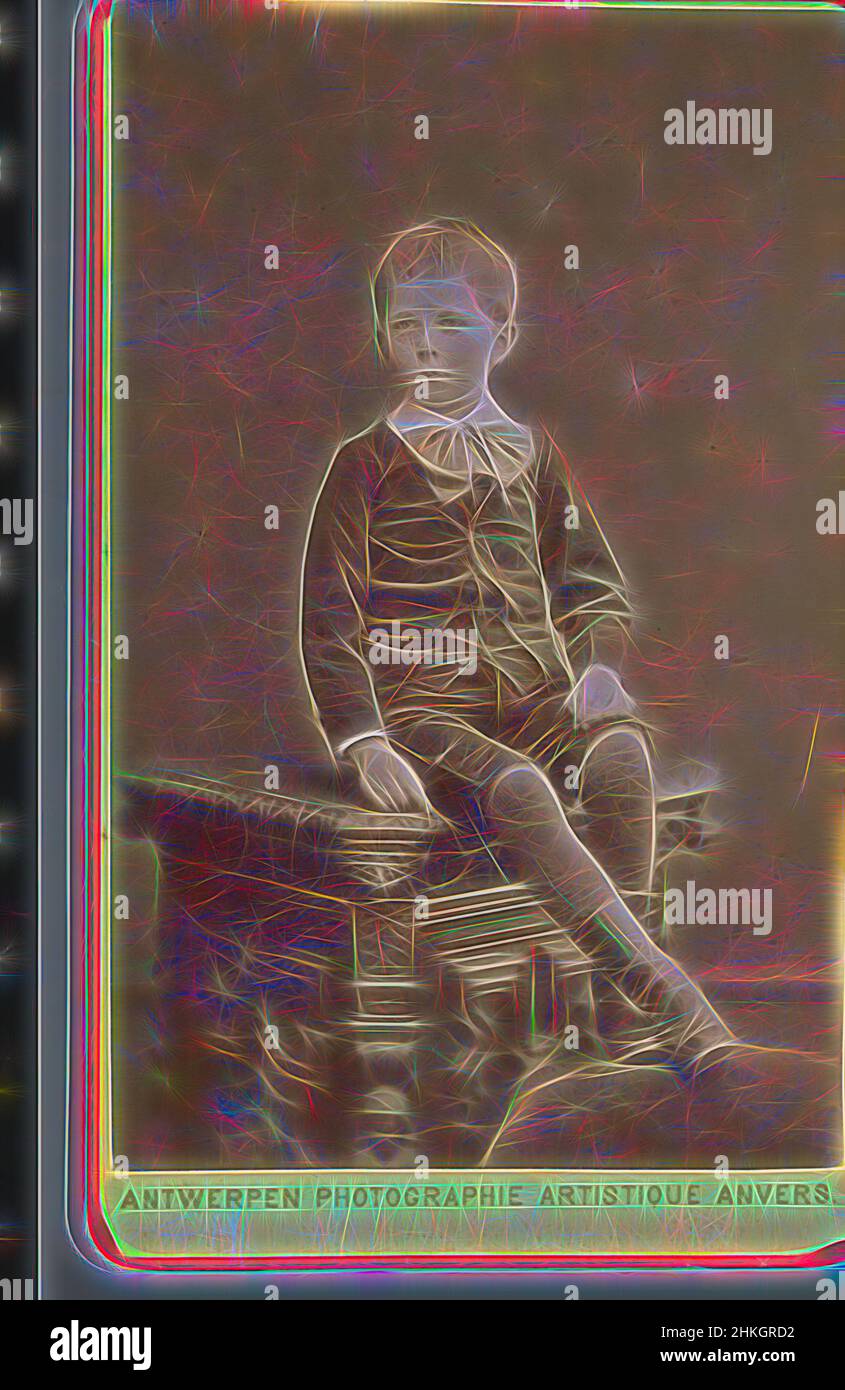 Inspiré par Portrait d'un garçon inconnu, Photographie artistique, Jacques Edouard van den Bemden, Anvers, 1872 - 1885, papier, imprimé albumine, Hauteur 105 mm × largeur 64 mm, repensé par Artotop. L'art classique réinventé avec une touche moderne. Conception de lumière chaleureuse et gaie, de luminosité et de rayonnement de lumière. La photographie s'inspire du surréalisme et du futurisme, embrassant l'énergie dynamique de la technologie moderne, du mouvement, de la vitesse et révolutionne la culture Banque D'Images