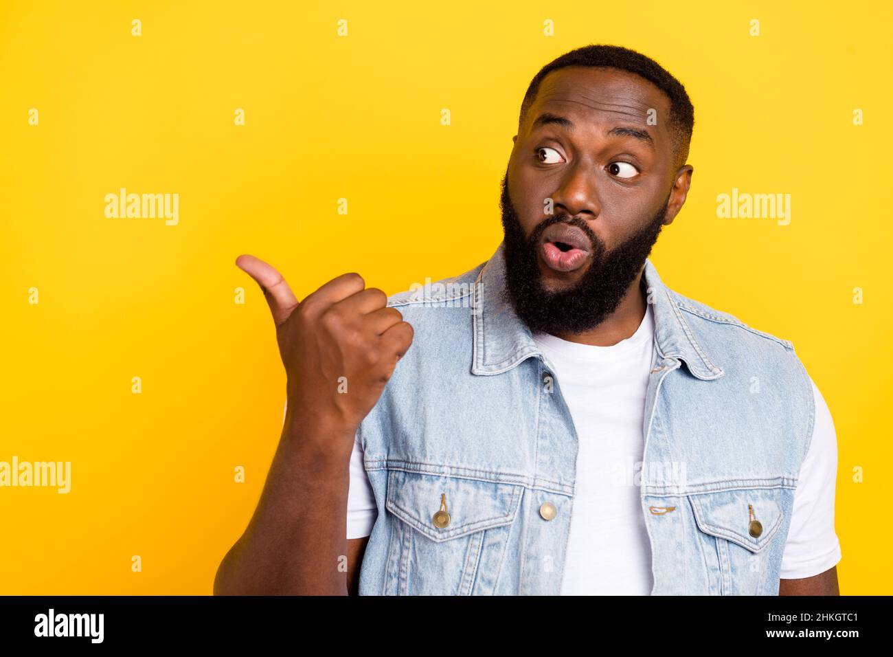 Autoportrait d'un attrayant étonnant s'est demandé gars montrant un nouvel espace de copie de nouveauté isolé sur fond jaune vif de couleur Banque D'Images