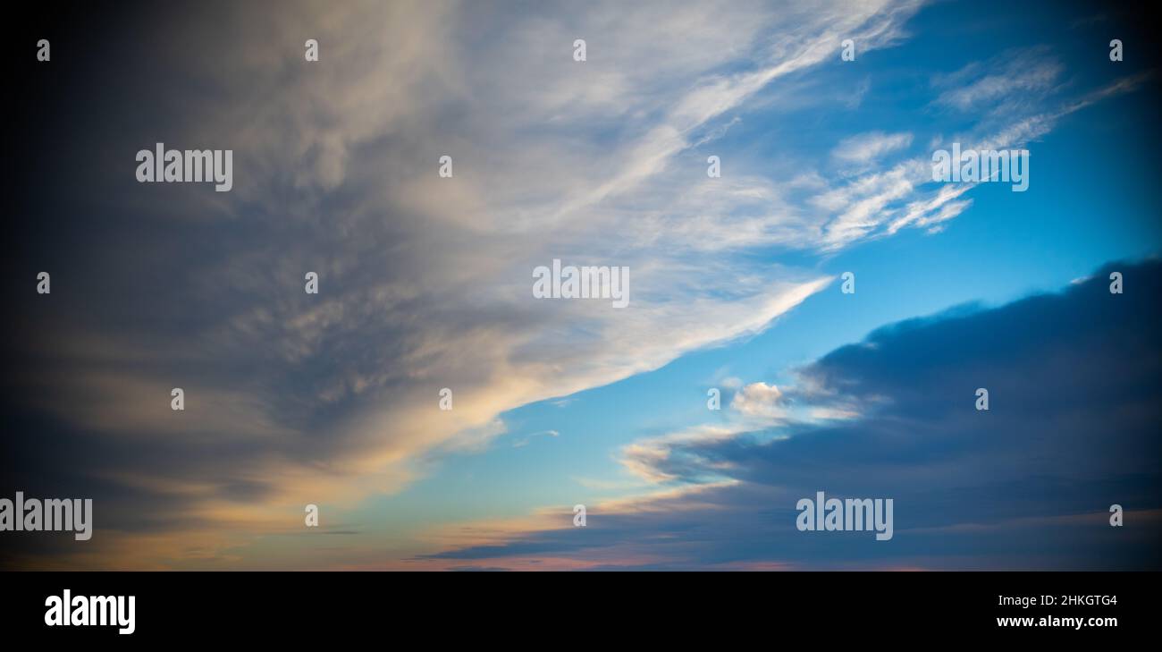 nuages gris et blancs avec chemin ouvert de ciel bleu clair ciel céleste regardant vers le haut format horizontal toile de fond de la pièce pour le type de contenu logo Banque D'Images