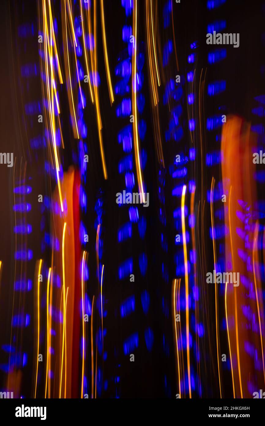 les rayures colorées illuminent l'arrière-plan à effet spécial créé par une exposition prolongée mouvement intentionnel de la caméra créant des mouvements de lumière célébrant Banque D'Images