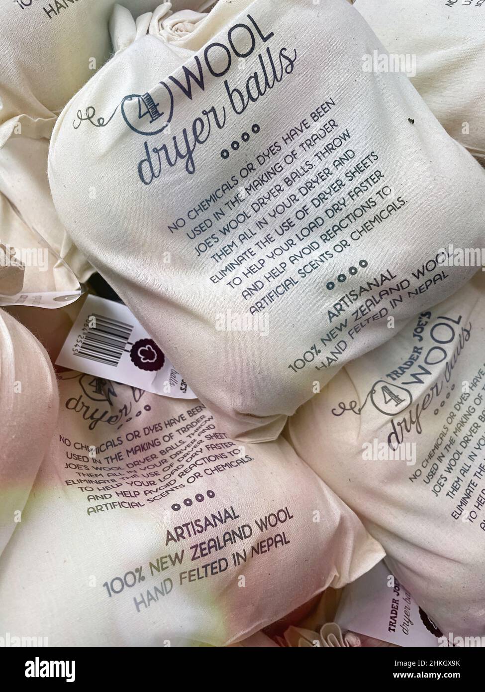 Boules de séchage en laine en vente chez Trader Joe's, USA, 2022 Banque D'Images