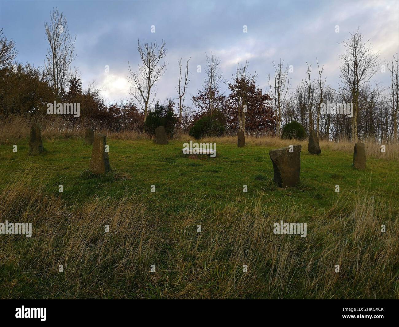 Une vue sur un cercle de pierre parmi quelques bois à la périphérie de Glenrothes à Fife. Banque D'Images