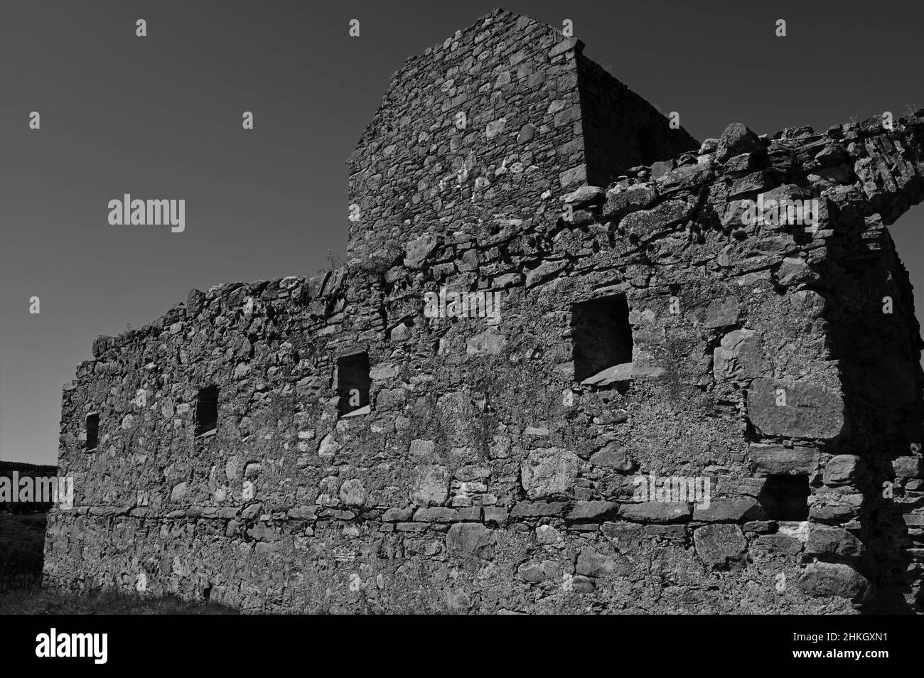 Vue extérieure sur les ruines médiévales des bâtiments de la caserne Ruthven près de Kingussie dans les Highlands écossais. Banque D'Images