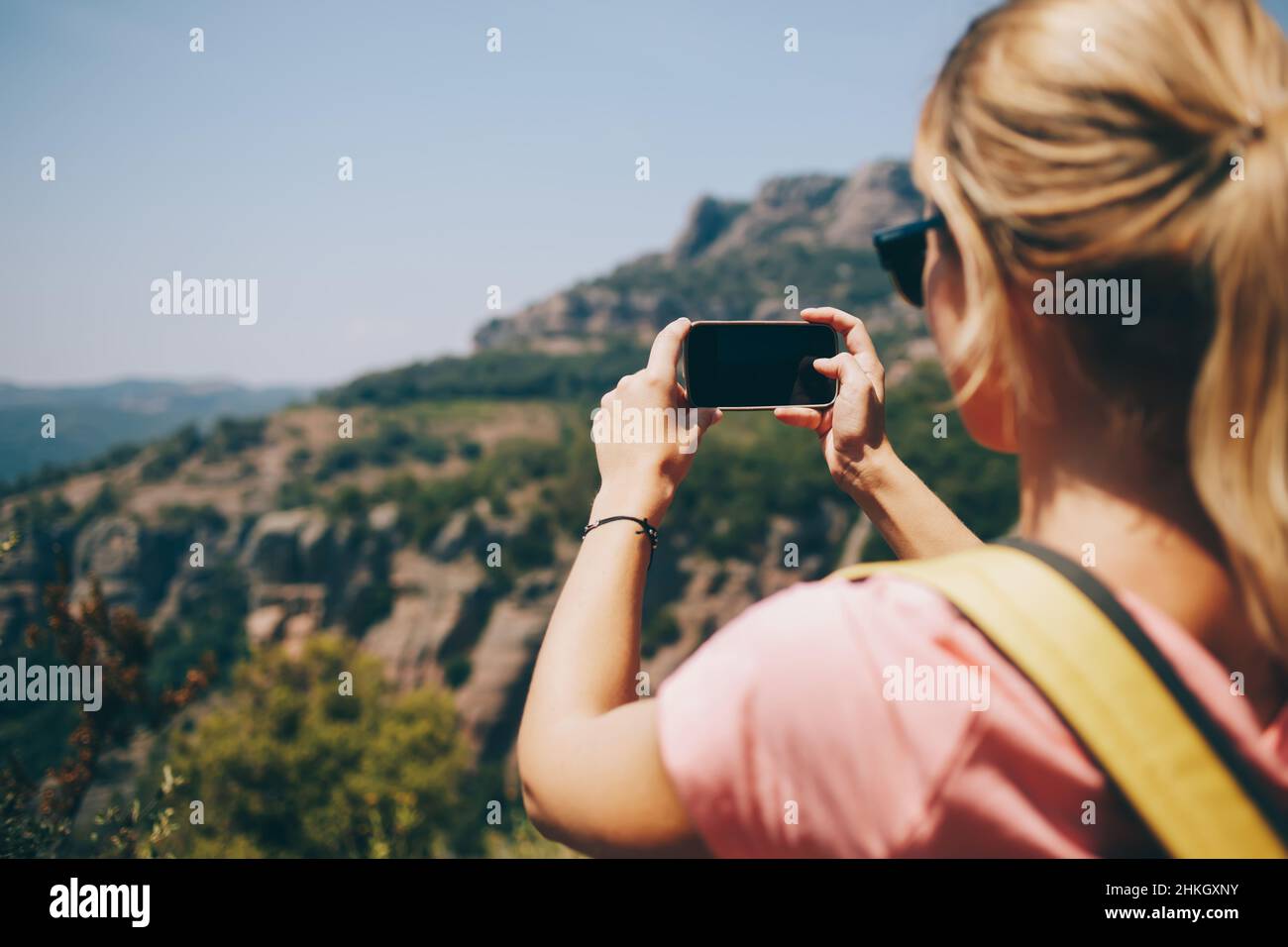 Femme prenant des photos de paysage pittoresque Banque D'Images