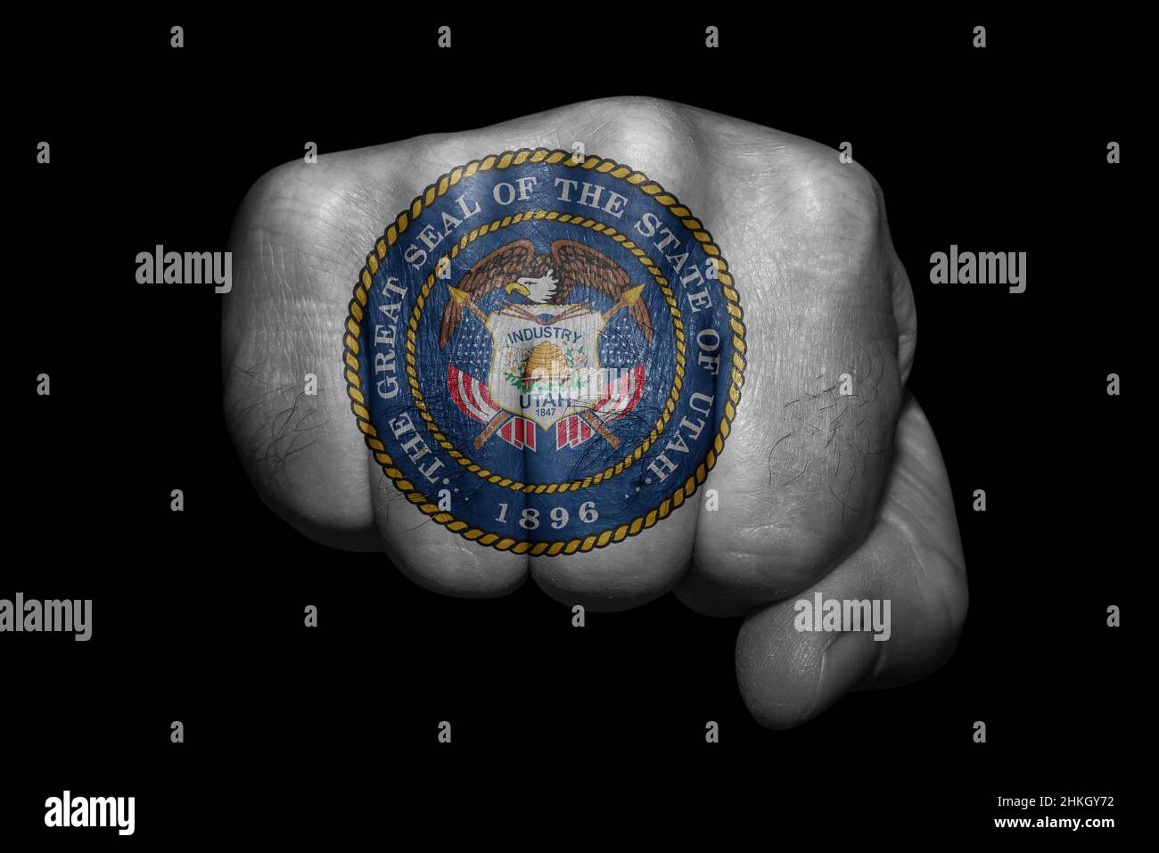 Utah Seal US Country Flag peint sur un fort poing sur fond noir Banque D'Images Utah Seal US Country Flag peint sur un fort poing sur fond noir Banque D'Images