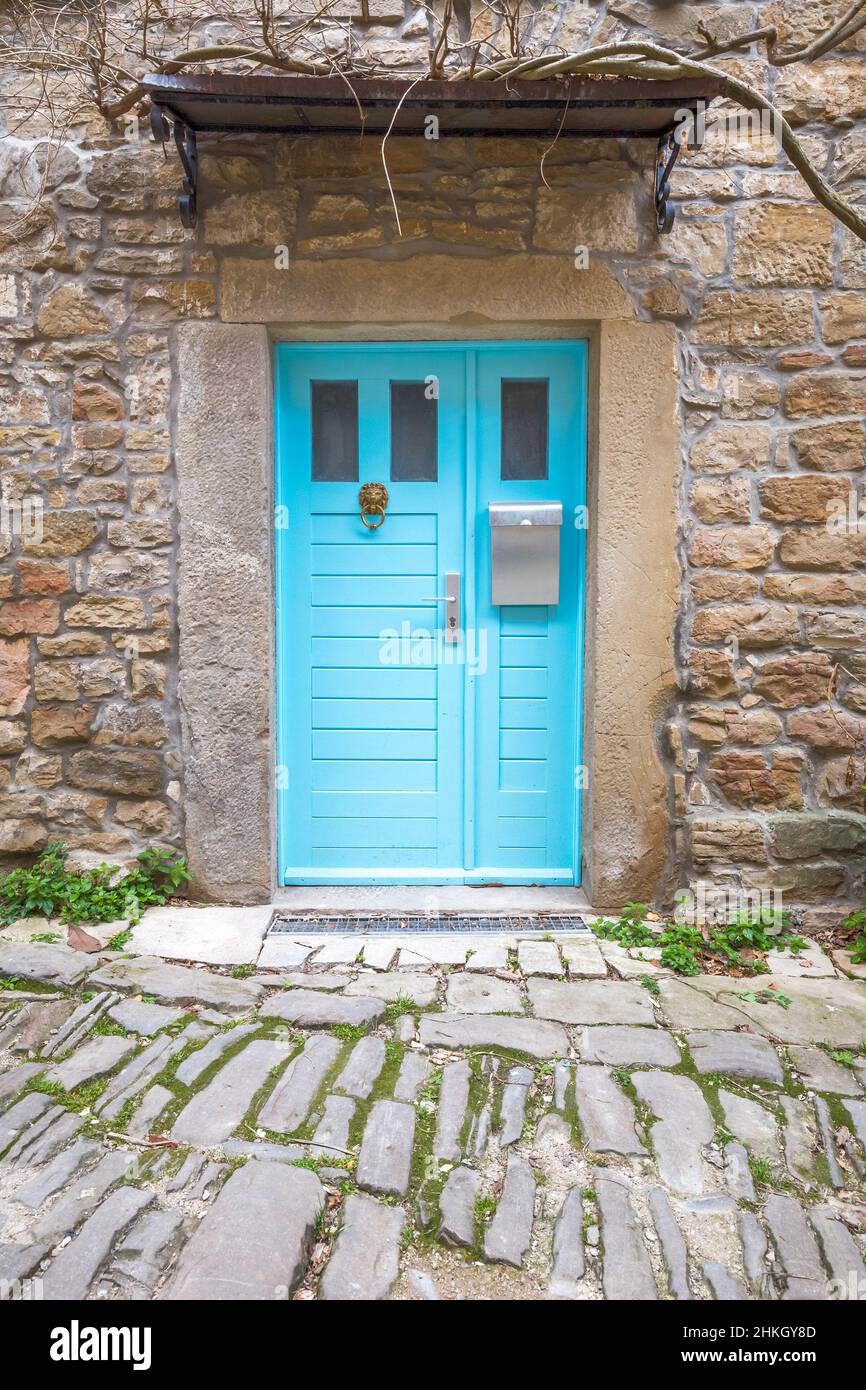 Porte d'entrée bleue avec boîte aux lettres pour une maison sur rue en  pierre à Istrie, Croatie, Europe Photo Stock - Alamy
