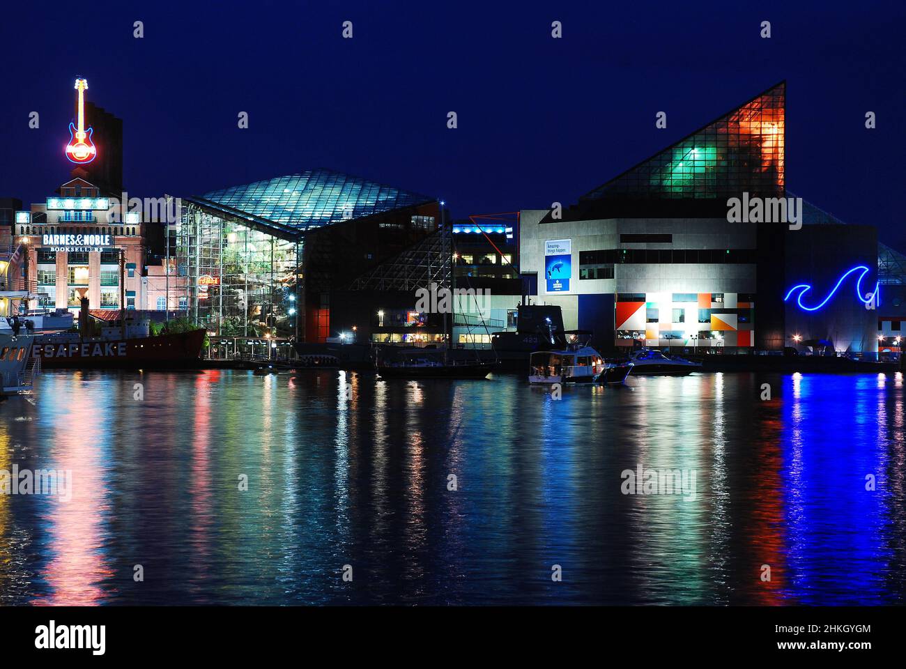 Les lumières de Baltimore Maryland se reflètent dans les eaux de Inner Harbour Banque D'Images