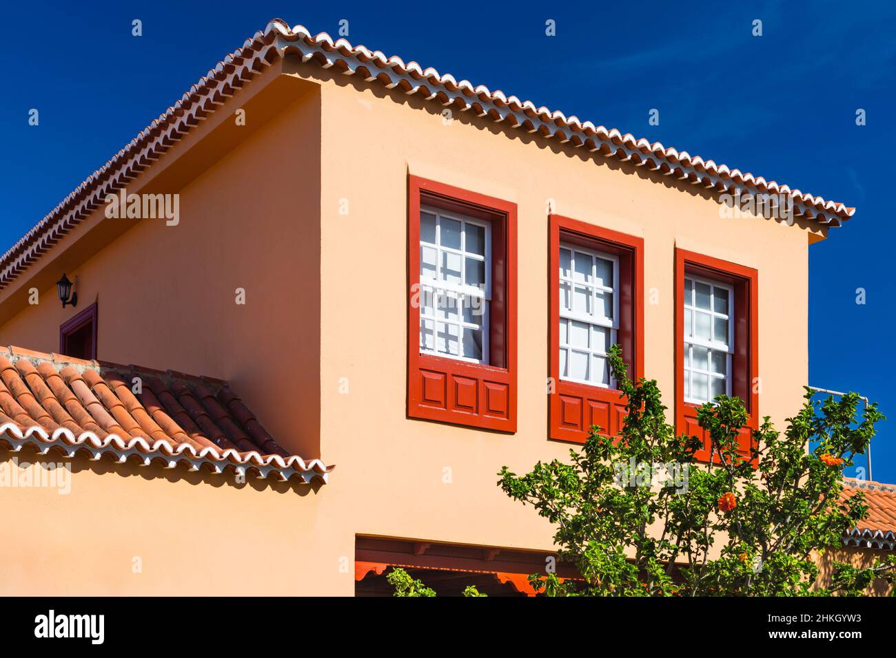 Chambre colorée avec ciel bleu profond à San Andres village de l'est de La Palma, Espagne. Banque D'Images
