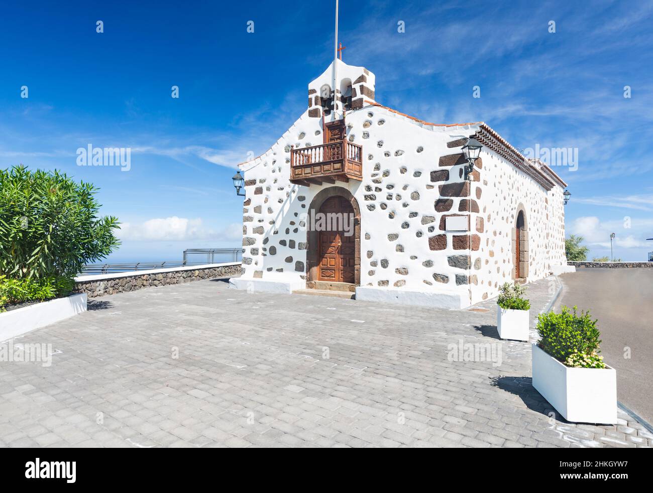 La petite chapelle Ermita de San Bartolome dans l'est de La Palma, Espagne avec quelques pots de fleurs qui mène à elle. Banque D'Images