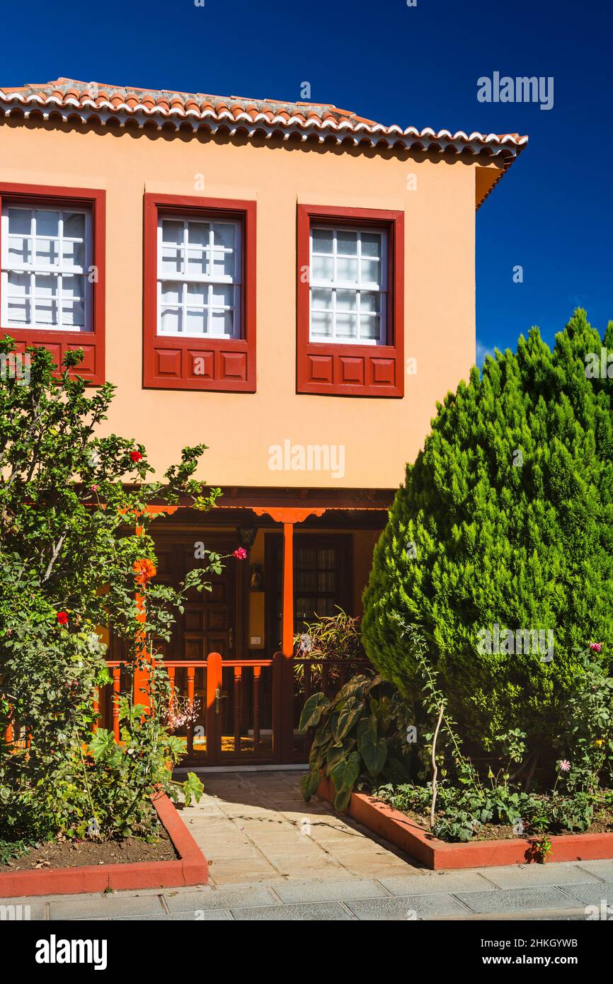 Chambre colorée avec ciel bleu profond à San Andres village de l'est de La Palma, Espagne. Banque D'Images
