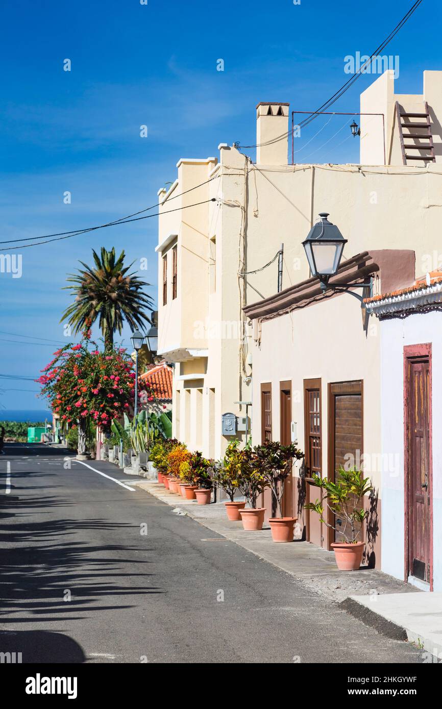 Rue principale et maisons avec ciel bleu profond à San Andres village de l'est de La Palma, Espagne. Banque D'Images
