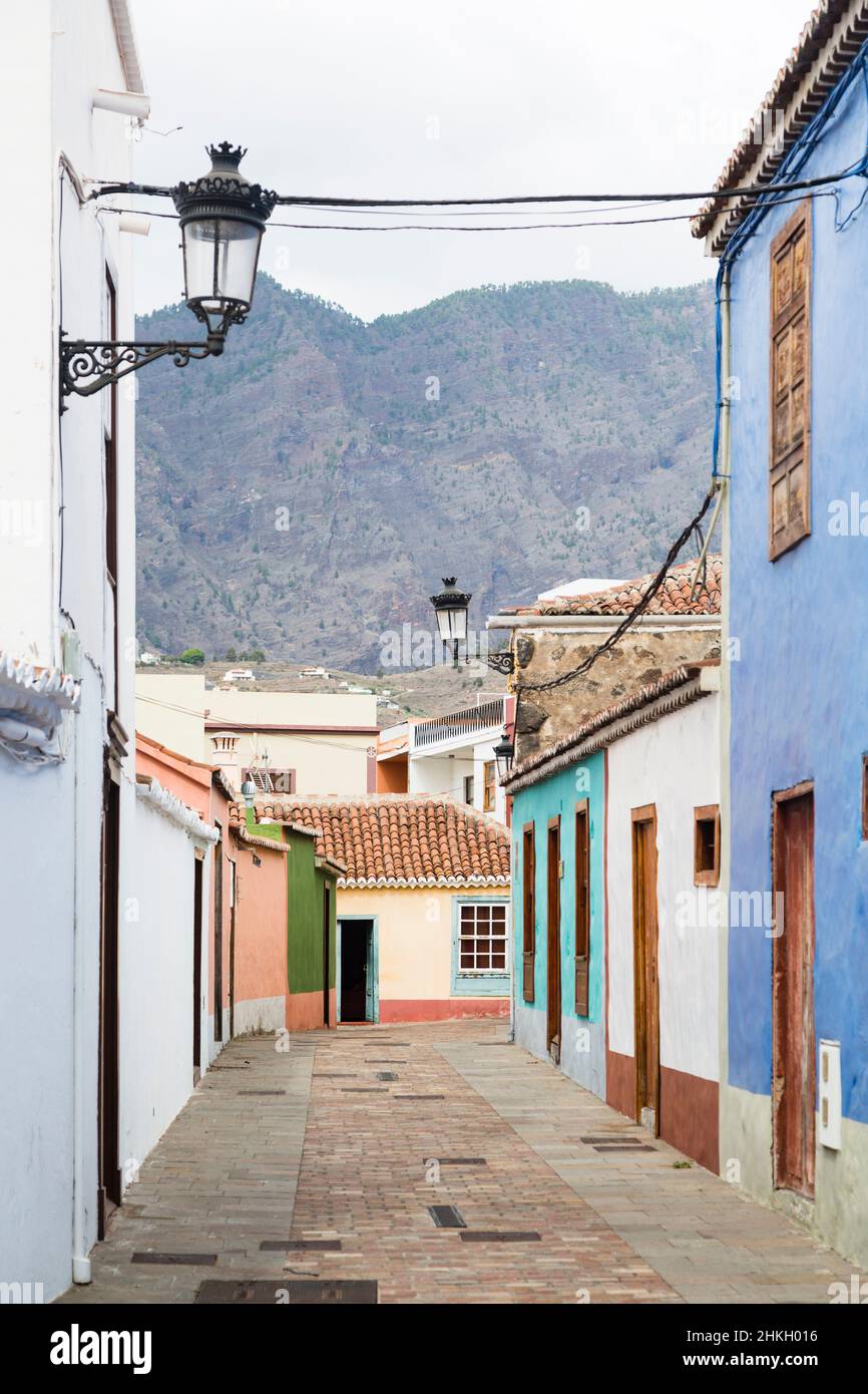 Maisons colorées dans les rues de Los Llanos, La Palma, Espagne. Banque D'Images