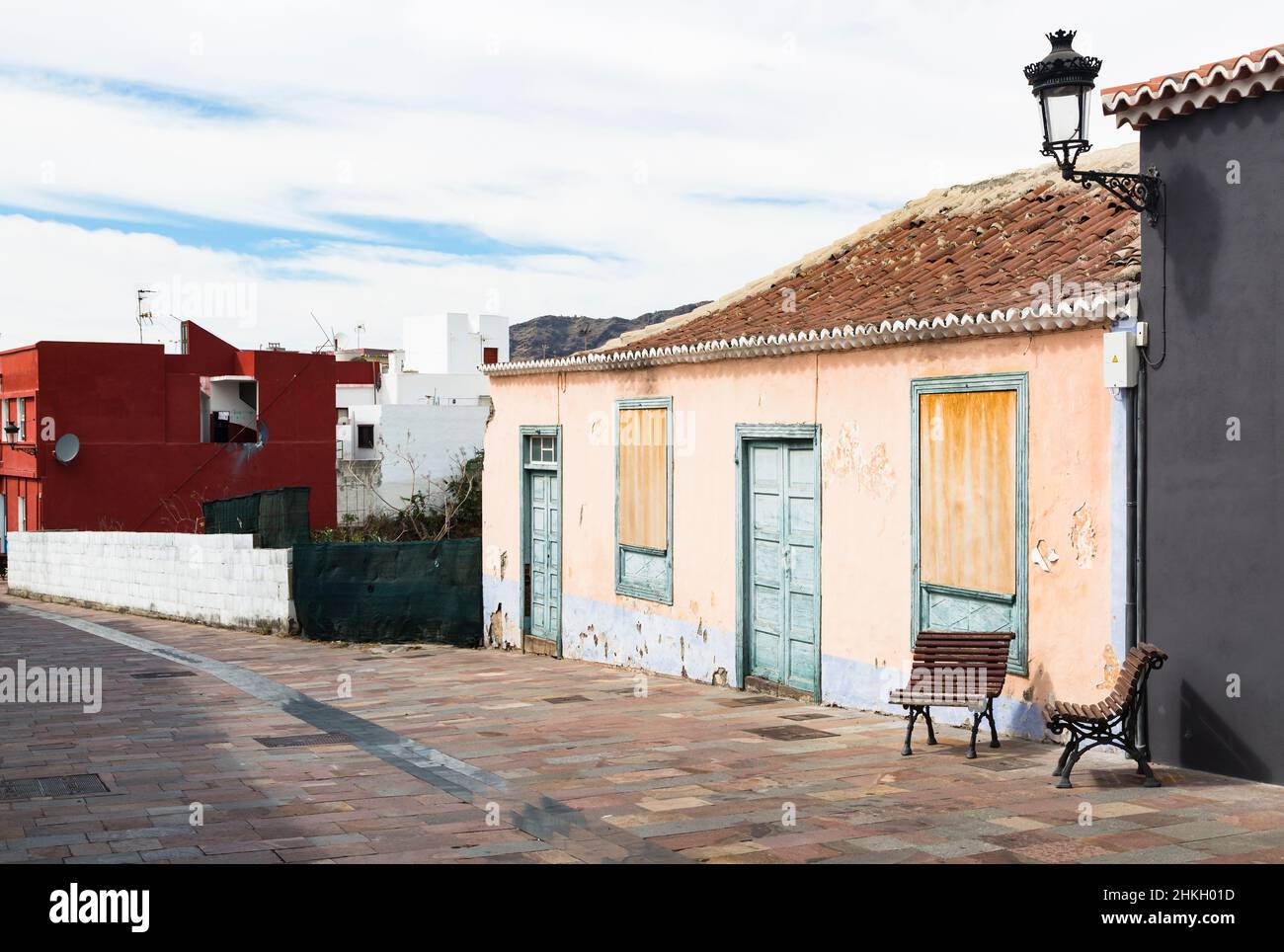 Une ancienne maison dans les rues de Los Llanos, la Palma, Espagne avec des bancs en face. Banque D'Images