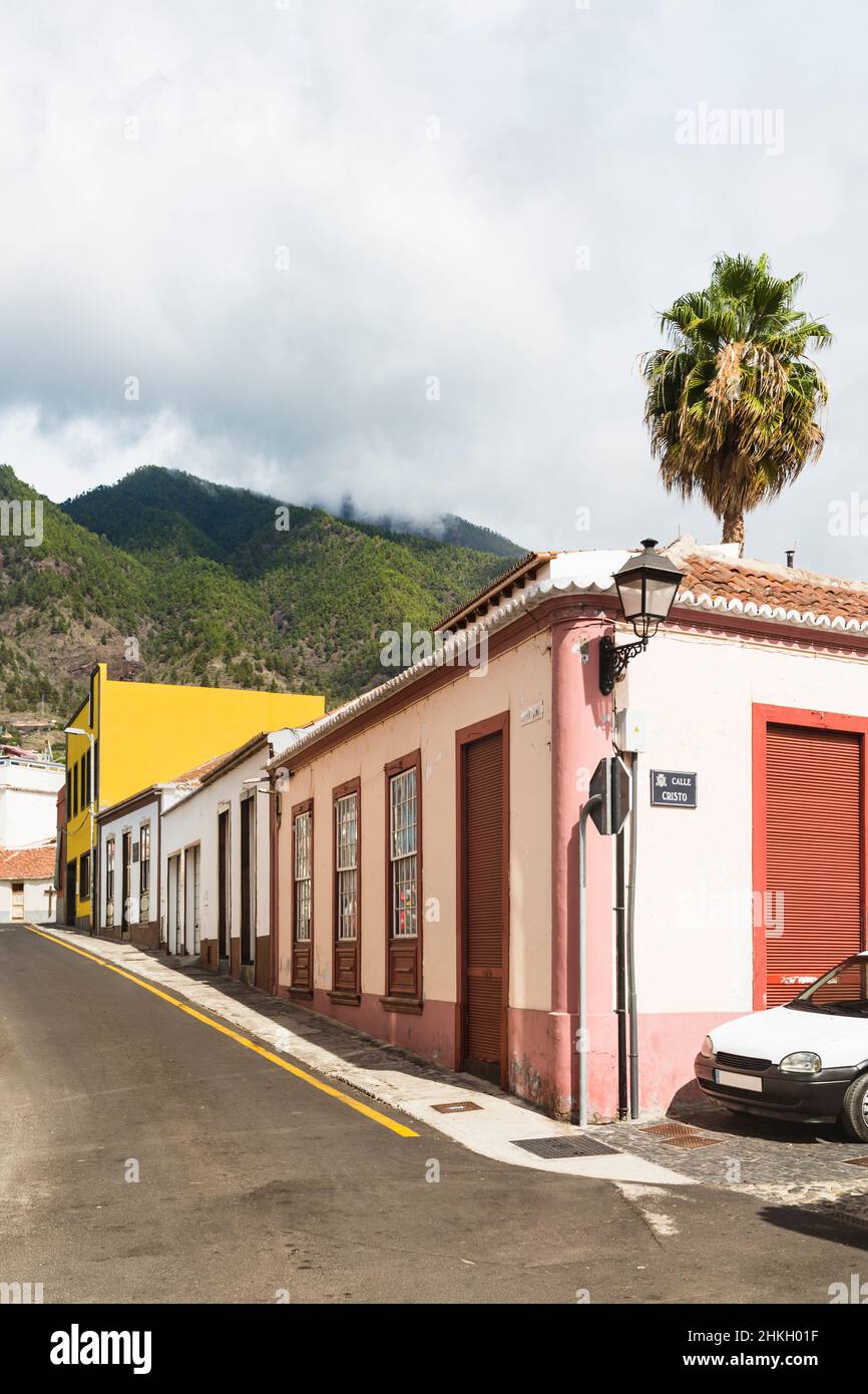 Maisons colorées dans les rues escarpées de Los Llanos, La Palma, Espagne avec les montagnes en arrière-plan. Banque D'Images