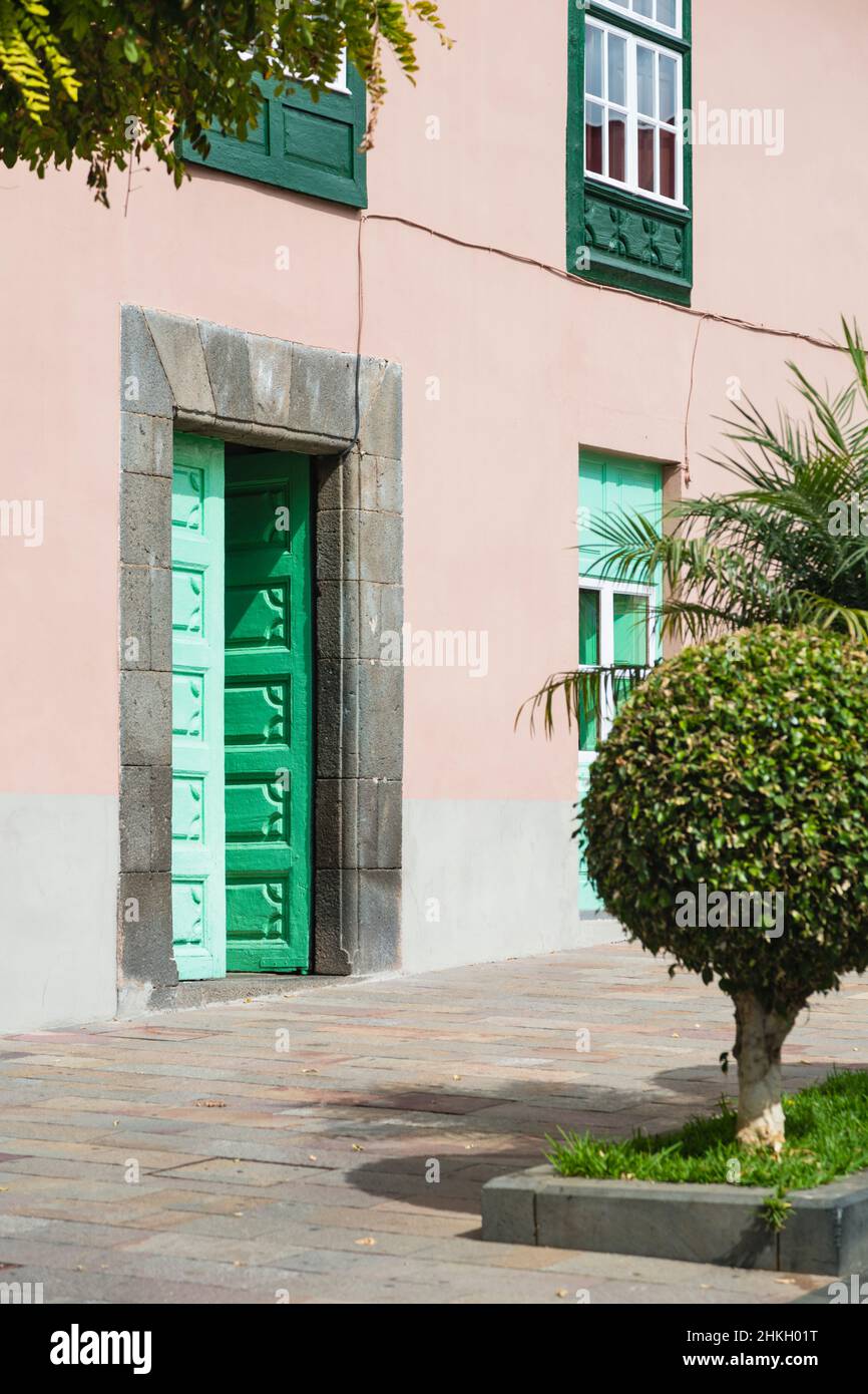Maison rose avec portes et fenêtres vertes dans les rues principales de Los Llanos, la Palma, Espagne. Banque D'Images