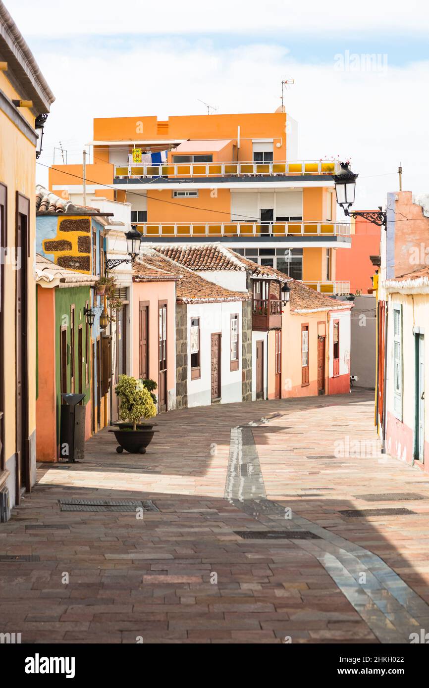 Belles maisons colorées renouvelé dans les rues de Los Llanos, La Palma, Espagne lors de siesta. Banque D'Images