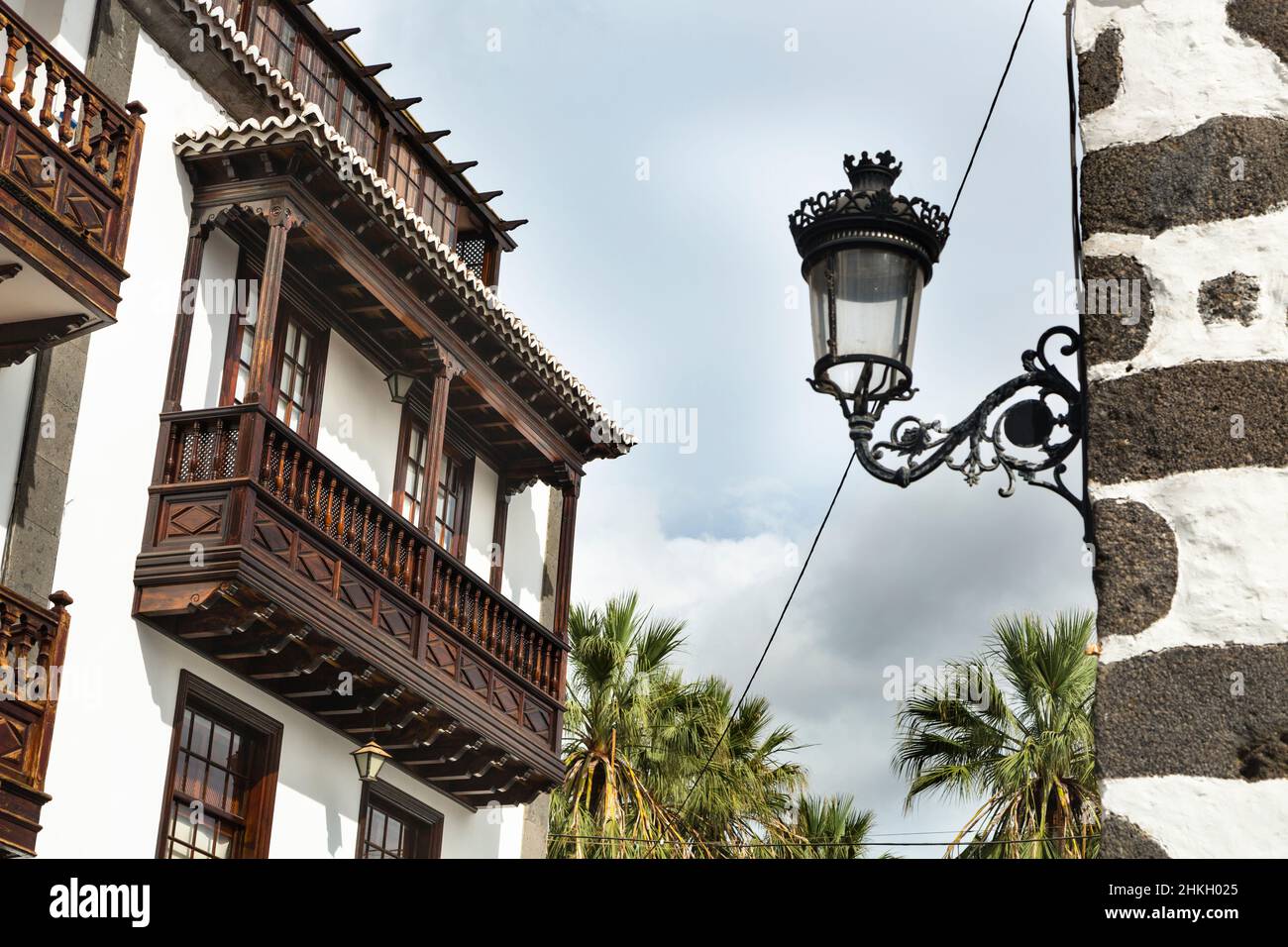Maisons typiques avec balcon dans les rues de Los Llanos, la Palma, Espagne. Banque D'Images