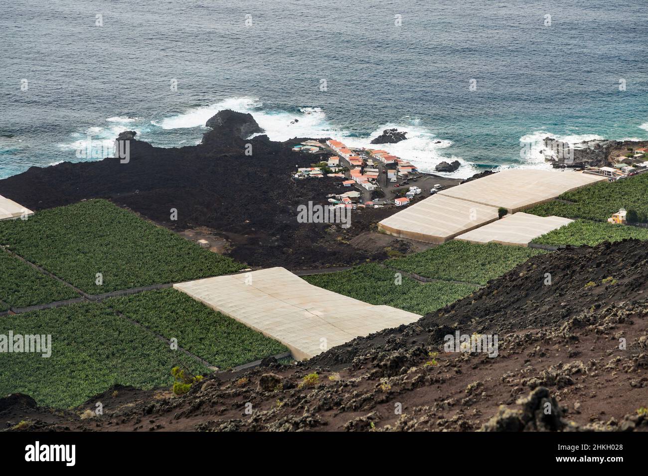 Vue depuis le flanc du volcan San Antonio à la Palma, en Espagne, jusqu'aux plantations de bananes et au village de Puntalarga. Banque D'Images