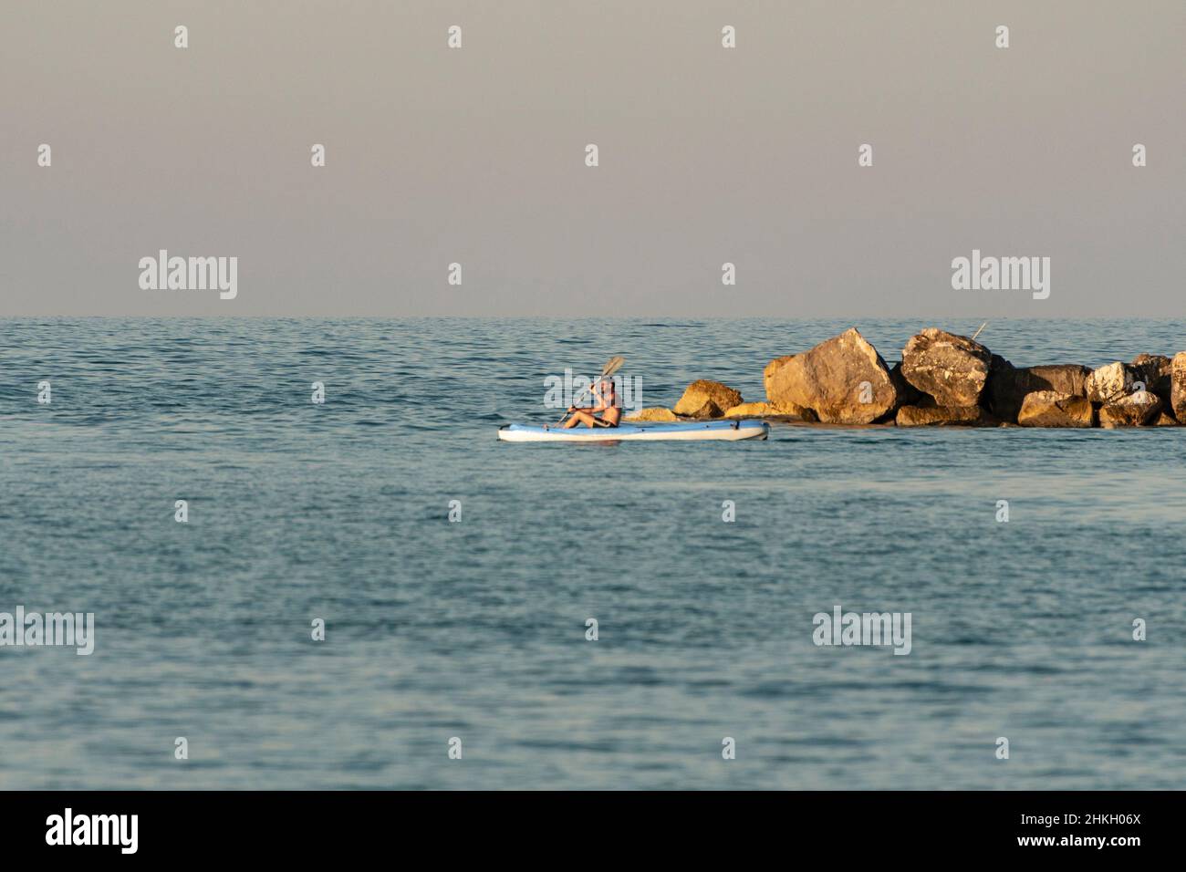 Homme à bord d'un canoë à la mer Banque D'Images