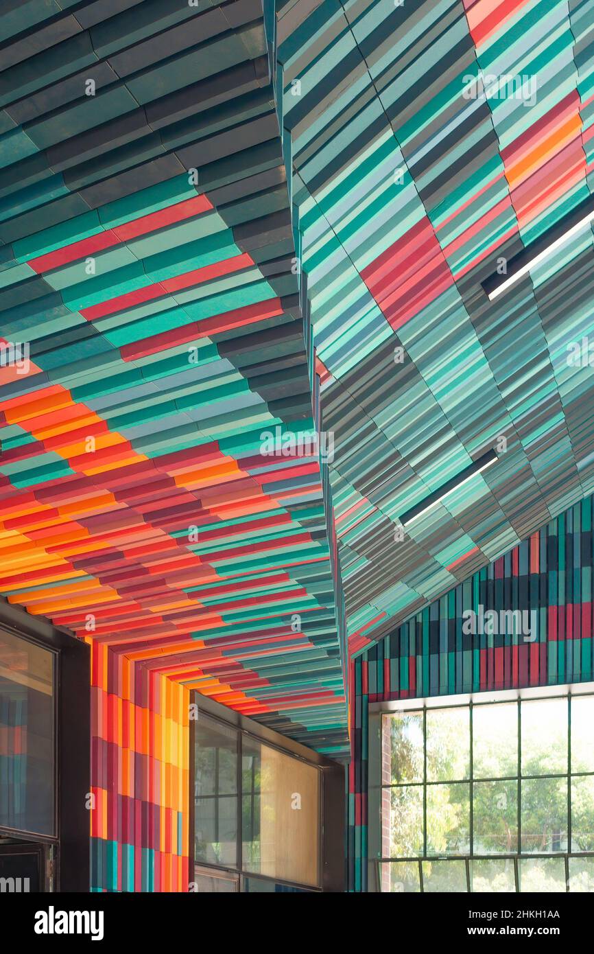 Melbourne, Australie - café et bar betwixt coloré pour le campus Southbank de l'université de Melbourne par Searle x Waldron Architecture Banque D'Images