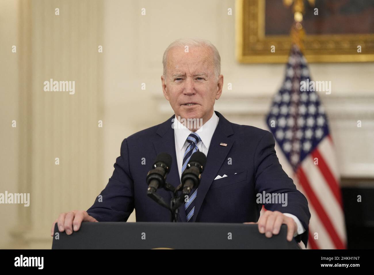 Le président des États-Unis Joe Biden fait des remarques sur la façon dont son Build Back Better Act va réduire les coûts des médicaments d'ordonnance pour des millions d'Américains en permettant à Medicare de négocier le prix des médicaments, dans la salle est de la Maison Blanche à Washington, DC le lundi 6 décembre 2021Credit :Chris Kleponis / Pool via CNPUnited States le président Joe Biden prononce un discours sur le rapport de janvier 2022 Jobs dans la salle à manger de l'État de la Maison Blanche à Washington, DC, le vendredi 4 février 2022.Le ministère américain du travail a rapporté que l'économie américaine a ajouté 467 000 000 emplois en janvier, même face au record Banque D'Images