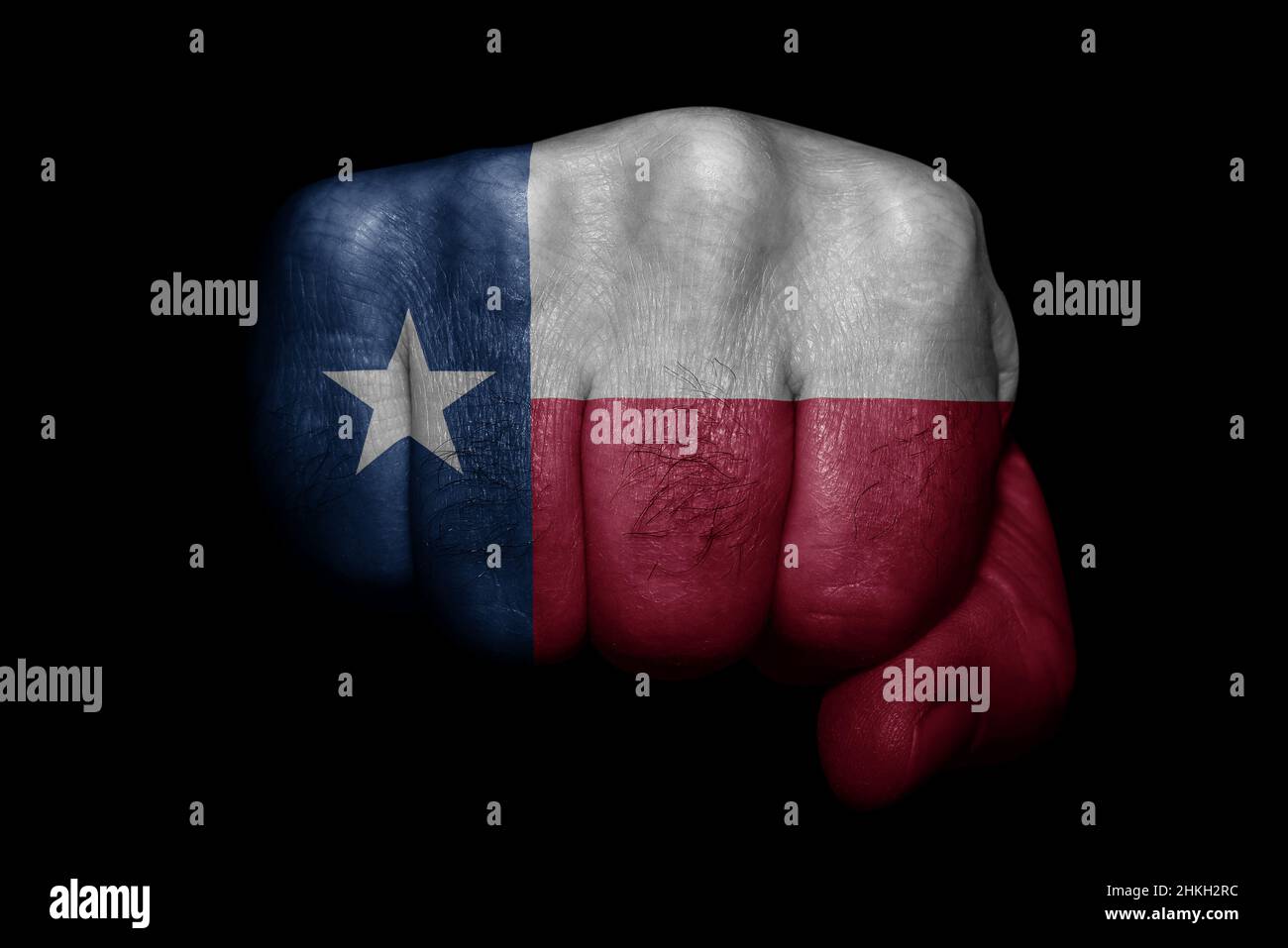 Drapeau du Texas américain peint sur un poing fort sur fond noir Banque D'Images Drapeau du Texas américain peint sur un poing fort sur fond noir Banque D'Images