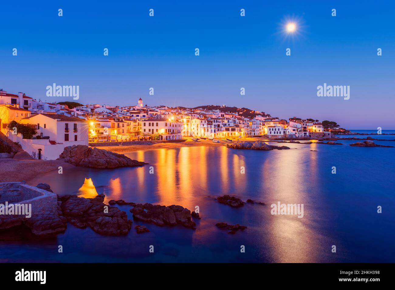 Village de Calella de Palafrugell en Catalogne Espagne au crépuscule Banque D'Images