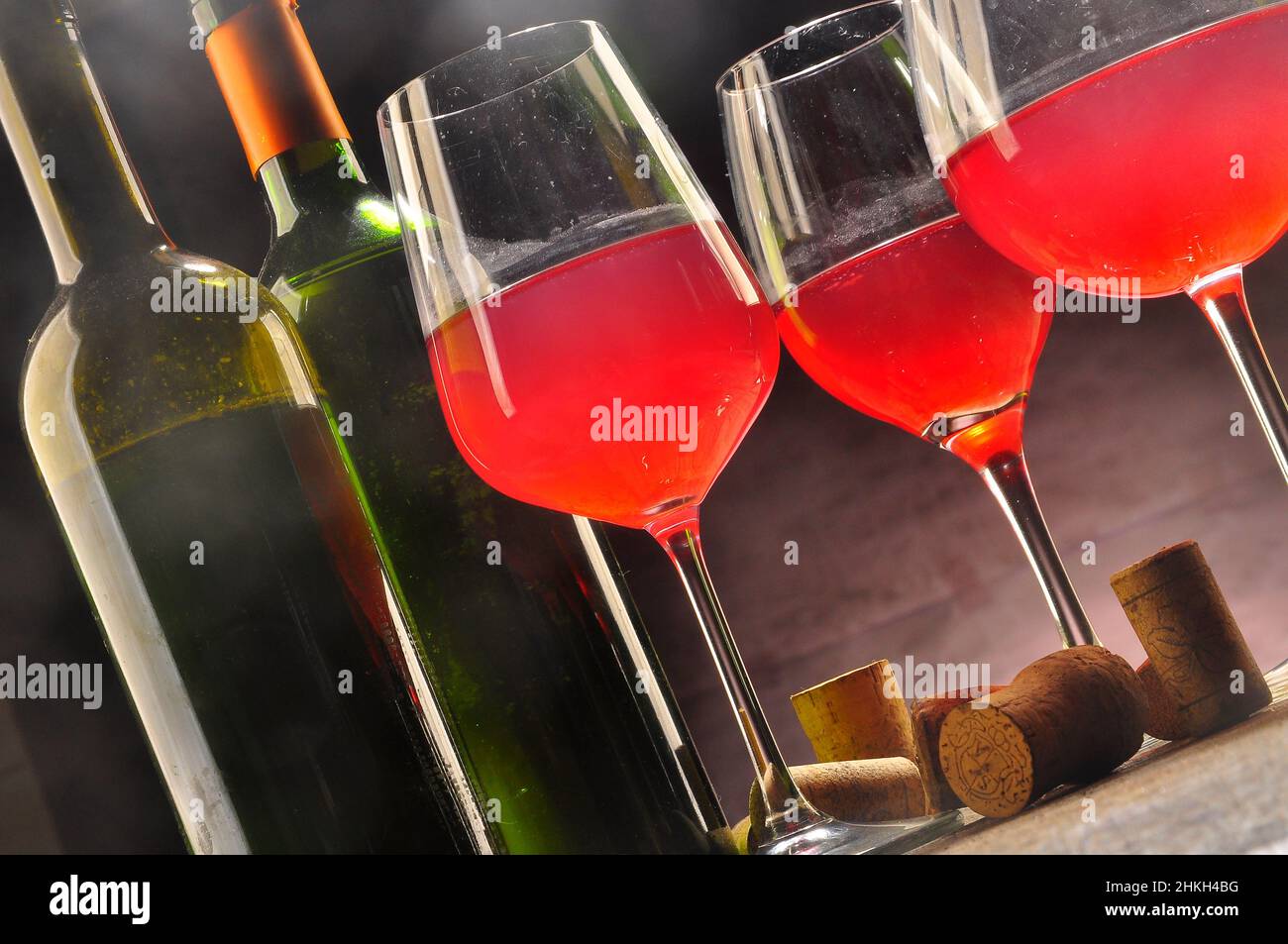 Bouteille, tonneau et verre de vin sur la table Banque D'Images